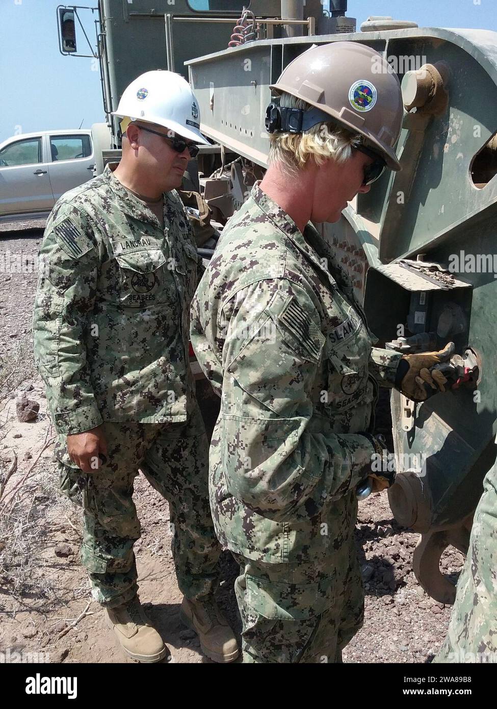 Forze militari STATUNITENSI. 170323–N–SD965-001 ALI OUNE, Gibuti (23 aprile 2017) da destra, meccanico edile di terza classe Megan Slantis, da Punta Gorda, Florida, e il Senior Chief Construction Mechanic Franciso Landrau, di Melbourne, Florida, entrambi assegnati al Naval Mobile Construction Battalion (NMCB) 1, riparano il giunto del freno pneumatico di emergenza su un rimorchio per attrezzature pesanti ad Ali Oune, Gibuti, il 23 aprile 2017. L'NMCB-1 è stato implementato in avanti per eseguire la costruzione, l'assistenza umanitaria e straniera, il supporto del servizio di combattimento per le operazioni speciali e la cooperazione per la sicurezza del teatro a sostegno dell'aeronautica militare statunitense Foto Stock
