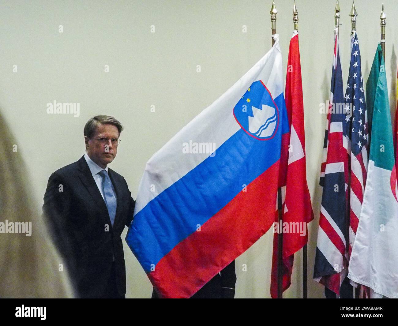 New York, New York, USA. 2 gennaio 2024. SAMUEL ZBOGAR, rappresentante sloveno del Consiglio di sicurezza alle Nazioni Unite, detiene la bandiera durante una cerimonia di installazione della bandiera di 2024-25 membri del Consiglio di sicurezza appena eletti. I nuovi paesi insieme sono: Algeria, Guyana, Repubblica di Corea, Sierra Leon e Slovenia. Crediti: ZUMA Press, Inc./Alamy Live News Foto Stock