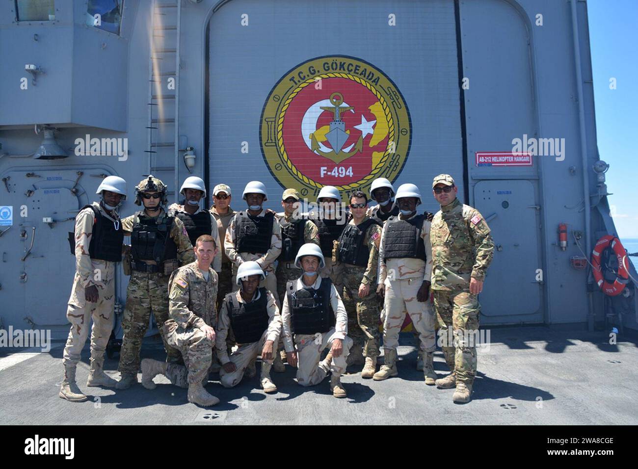 Forze militari STATUNITENSI. 170514N0901-029 MAR MEDITERRANEO (14 maggio 2017) marinai mauritani, forze speciali turche per le operazioni navali e personale dell'esercito degli Stati Uniti si pongono per una foto di gruppo dopo aver condotto una visita simulata, imbarco, ricerca e scenario di sequestro a bordo della Turkish Frigate TCG Gokceada (F-494) durante l'esercitazione Phoenix Express 2017 al largo della costa di Cartagena, Spagna nel Mar Mediterraneo, 14 maggio. Phoenix Express, sponsorizzato dallo U.S. Africa Command e facilitato dalle U.S. Naval Forces Europe-Africa/U.S. 6th Fleet, è progettato per migliorare la cooperazione regionale, aumentare la consapevolezza del dominio marittimo in Foto Stock