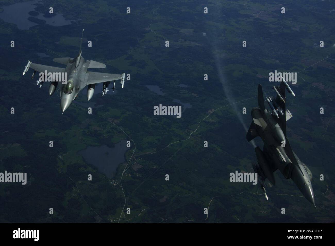 Forze militari STATUNITENSI. Due F-16 Fighting Falcons, 510th Fighter Squadron, sono dispiegati alla base aerea di Krzesiny, in Polonia, a sostegno della rotazione del distaccamento dell'aviazione 17-3, esercitazione BALTOPS ed esercitazione sciopero Saber sorvolano la Lettonia, il 7 giugno 2017. L'esercizio è volto a migliorare la flessibilità e l'interoperabilità, a rafforzare le capacità di risposta combinate e a dimostrare la risolutezza delle forze alleate e delle Nazioni partner per garantire la stabilità nella regione del Mar Baltico e, se necessario, difenderla. (Foto U.S. Air Force del sergente dello staff Jonathan Snyder) Foto Stock
