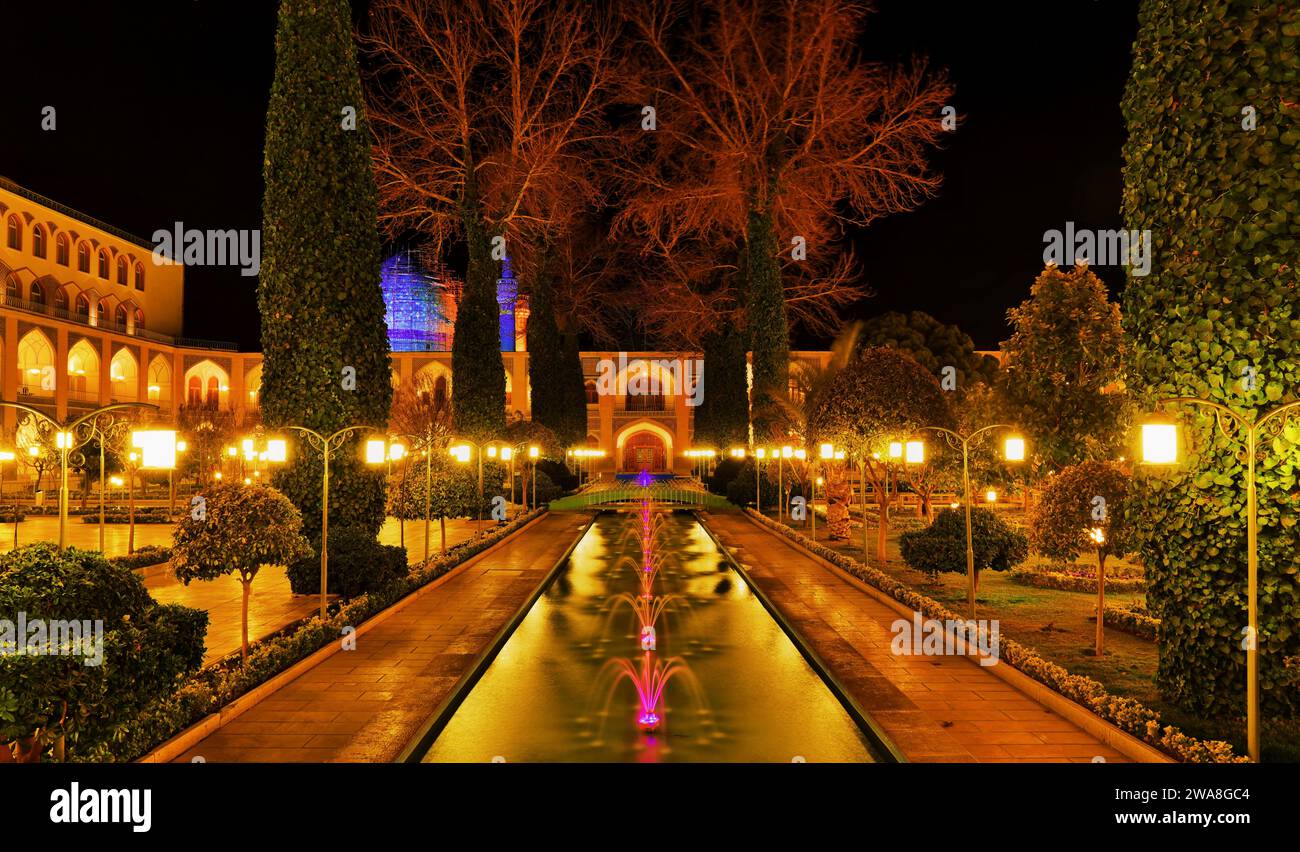 Viste mozzafiato dell'Abassi Hotel di notte, costruito circa 400 anni fa come caravanserraglio per fornire alloggio ai viaggiatori. Uno dei migliori hotel dell'Iran. Foto Stock