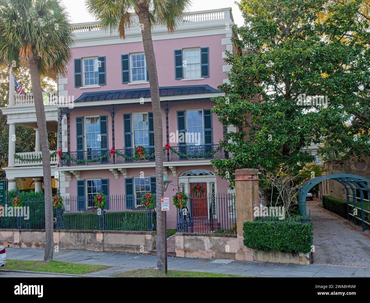 1838 stile revival greco ristrutturato Edmondston Alston Charleston House in East Battery Street, Charleston SC — novembre 2023 Foto Stock