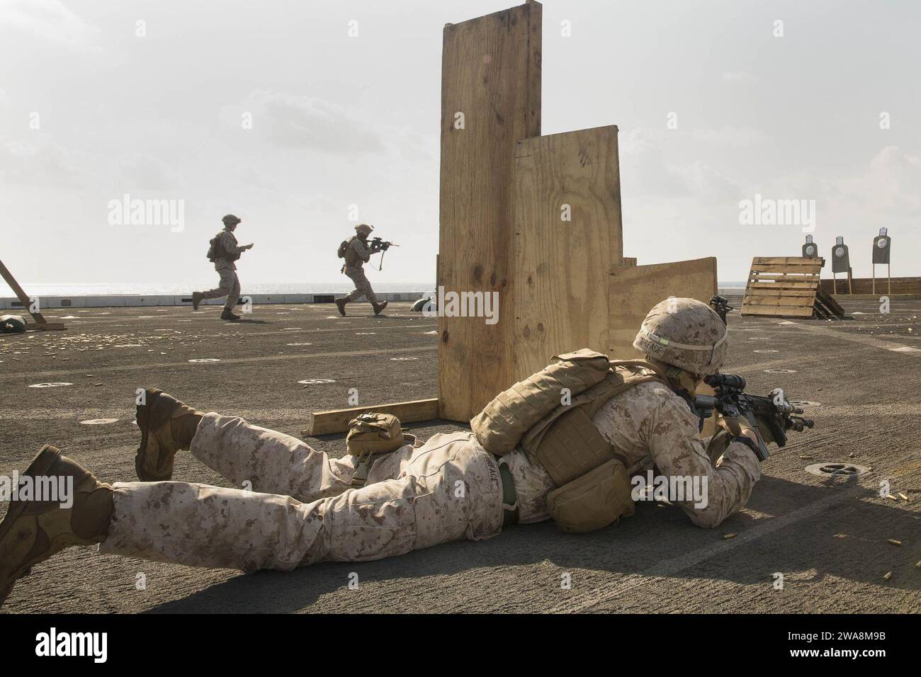 Forze militari STATUNITENSI. 170823OC926-048 MAR MEDITERRANEO (23 agosto 2017) Lance CPL. Joseph M. Surface, assegnato alla compagnia indiana, Battalion Landing Team, 3rd Battalion 6th Marines, attende in posizione prona mentre i compagni Marines manovrano verso una nuova posizione prima di ingaggiare il suo bersaglio durante un esercizio di addestramento sul fuoco vivo a bordo della nave da trasporto anfibio classe San Antonio USS Mesa Verde (LPD 19), 23 agosto 2017. La gamma si concentra sull'innesto del target a lunga e breve distanza. La 24th Marine Expeditionary Unit è in corso con il Bataan Amphibious Ready Group a sostegno del Maritime secur Foto Stock