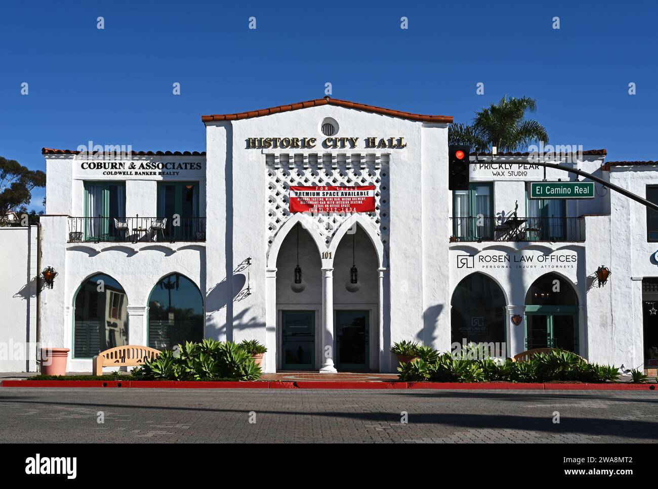 SAN CLEMENTE, CALIFORNIA - 1 GENNAIO 2024: Il Municipio storico, in architettura revival ispano-moresca, ospitava la prima banca della città, la camera di Comme Foto Stock
