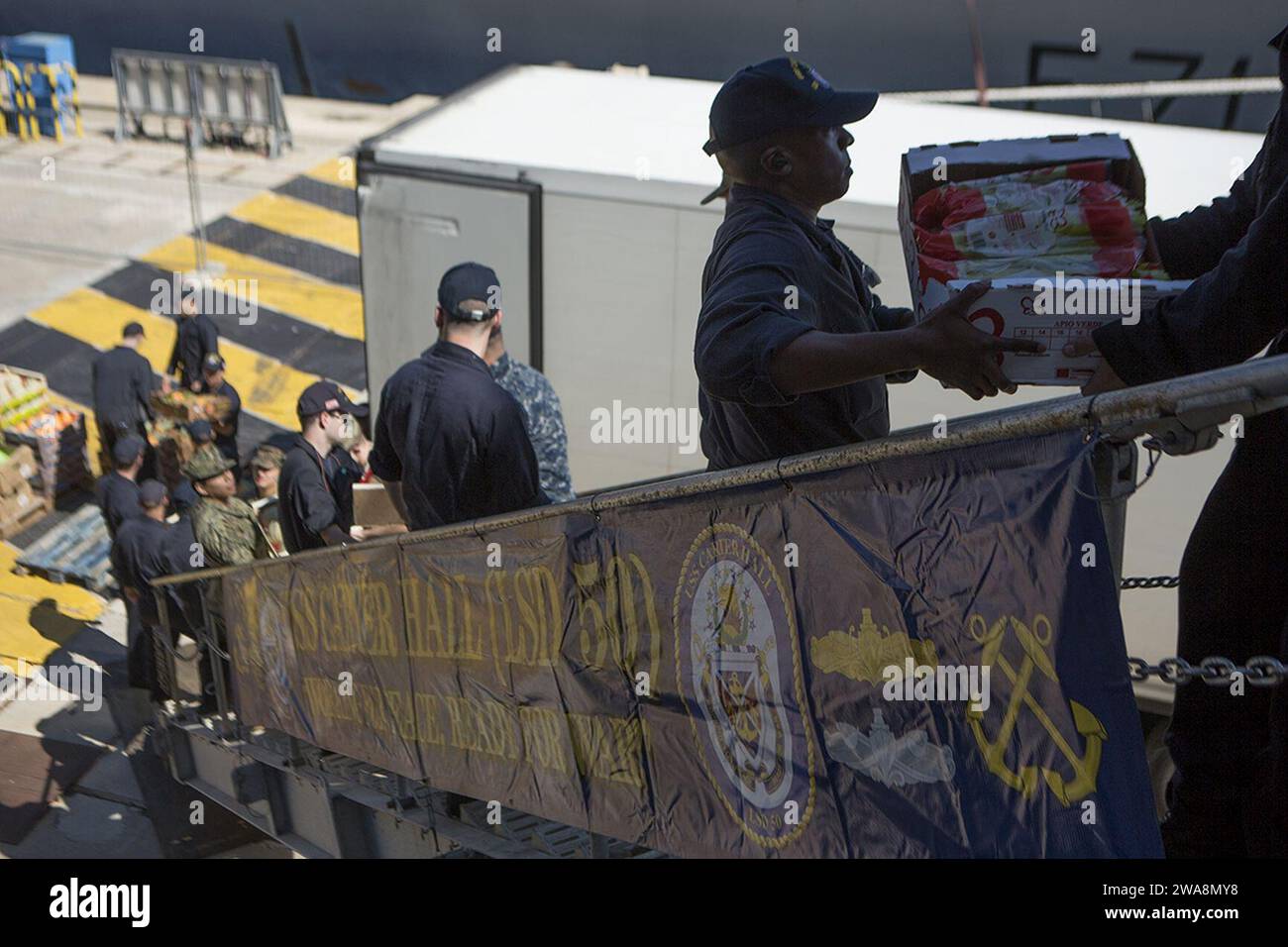 Forze militari STATUNITENSI. 170907MS784-006 TOLONE, Francia (7 settembre 2017) i Marines statunitensi con 3rd Battalion, 6th Marines e marinai assegnati alla nave da sbarco anfibio classe Harpers Ferry USS Carter Hall (LSD 50) spostano i rifornimenti a bordo della nave a Tolone, Francia, durante una visita programmata al porto il 7 settembre 2017. La 24th Marine Expeditionary Unit è in corso con il Bataan Amphibious Ready Group a sostegno delle operazioni di sicurezza marittima e degli sforzi di cooperazione per la sicurezza del teatro nell'area operativa della 6th Fleet degli Stati Uniti. (Foto del corpo dei Marines degli Stati Uniti di Lance Cpl. Melanye Martinez/rilasciata) Foto Stock