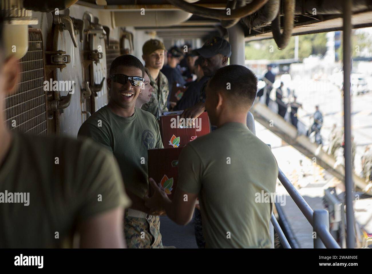 Forze militari STATUNITENSI. 170907MS784-034 TOLONE, Francia (7 settembre 2017) Marines statunitensi con 3rd Battalion, 6th Marines e marinai assegnati alla nave da sbarco anfibio classe Harpers Ferry USS Carter Hall (LSD 50) spostano i rifornimenti a bordo della nave a Tolone, Francia, durante una visita programmata al porto il 7 settembre 2017. La 24th Marine Expeditionary Unit è in corso con il Bataan Amphibious Ready Group a sostegno delle operazioni di sicurezza marittima e degli sforzi di cooperazione per la sicurezza del teatro nell'area operativa della 6th Fleet degli Stati Uniti. (Foto del corpo dei Marines degli Stati Uniti di Lance Cpl. Melanye Martinez/rilasciata) Foto Stock