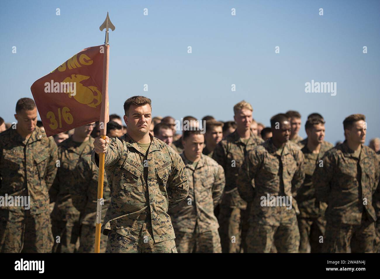 Forze militari STATUNITENSI. MAR MEDITERRANEO (11 settembre 2017) i Marines statunitensi assegnati al 3rd Battalion, 6th Marines, si stanno formando a bordo della nave da sbarco classe Harpers Ferry USS Carter Hall (LSD 50 durante una cerimonia di commemorazione del 9/11 a bordo della nave 11 settembre 2017. La 24th Marine Expeditionary Unit è in corso con il Bataan Amphibious Ready Group a sostegno delle operazioni di sicurezza marittima e degli sforzi di cooperazione per la sicurezza del teatro nell'area operativa della 6th Fleet degli Stati Uniti. (Foto del corpo dei Marines degli Stati Uniti di Lance Cpl. Melanye Martinez/rilasciata) Foto Stock