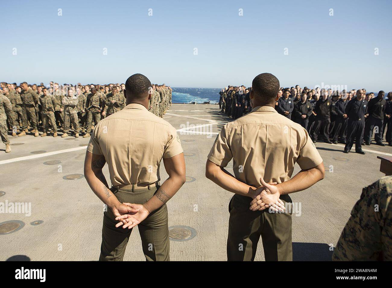 Forze militari STATUNITENSI. MEDITERRANEAN SEA (11 settembre 2017) U.S. Marines assegnati al 3rd Battalion, 6th Marines, and Sailors assegnati alla nave da sbarco classe Harpers Ferry USS Carter Hall (LSD 50), si stanno formando durante una cerimonia di commemorazione del 9/11 a bordo della nave 11 settembre 2017. La 24th Marine Expeditionary Unit è in corso con il Bataan Amphibious Ready Group a sostegno delle operazioni di sicurezza marittima e degli sforzi di cooperazione per la sicurezza del teatro nell'area operativa della 6th Fleet degli Stati Uniti. (Foto del corpo dei Marines degli Stati Uniti di Lance Cpl. Melanye Martinez/rilasciata) Foto Stock