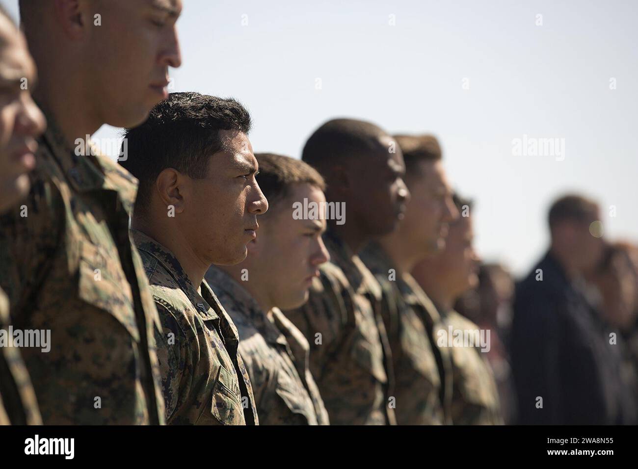 Forze militari STATUNITENSI. MAR MEDITERRANEO (11 settembre 2017) i Marines statunitensi assegnati al 3rd Battalion, 6th Marines, e i marinai assegnati alla nave da sbarco classe Harpers Ferry USS Carter Hall (LSD 50) si stanno formando durante una cerimonia di commemorazione del 9/11 a bordo della nave 11 settembre 2017. La 24th Marine Expeditionary Unit è in corso con il Bataan Amphibious Ready Group a sostegno delle operazioni di sicurezza marittima e degli sforzi di cooperazione per la sicurezza del teatro nell'area operativa della 6th Fleet degli Stati Uniti. (Foto del corpo dei Marines degli Stati Uniti di Lance Cpl. Melanye Martinez/rilasciata) Foto Stock