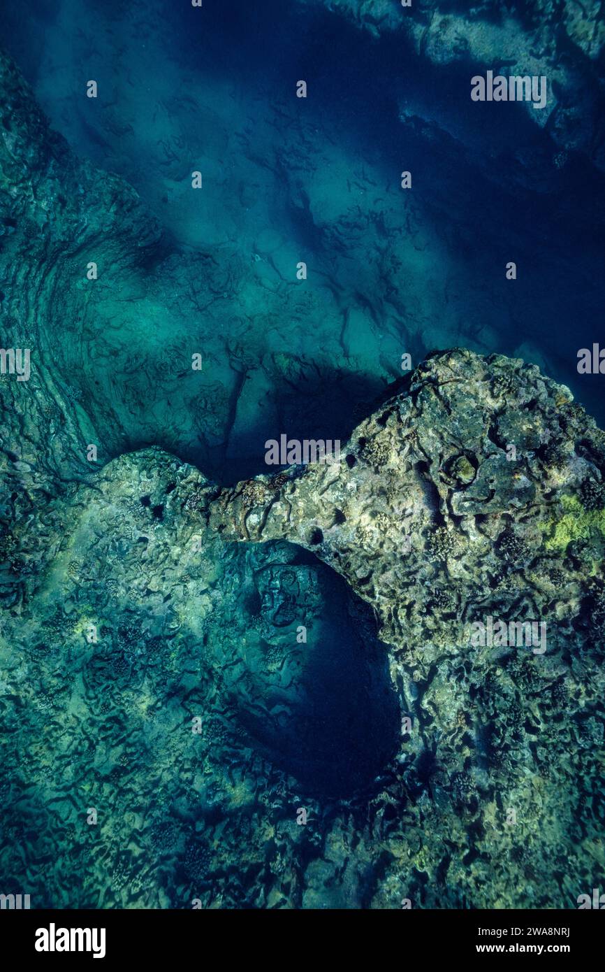 Una nuotata sottomarina naturale e un arco nelle acque cristalline delle Hawaii viste da sopra l'arco e rendendo visibili le piscine circostanti Foto Stock