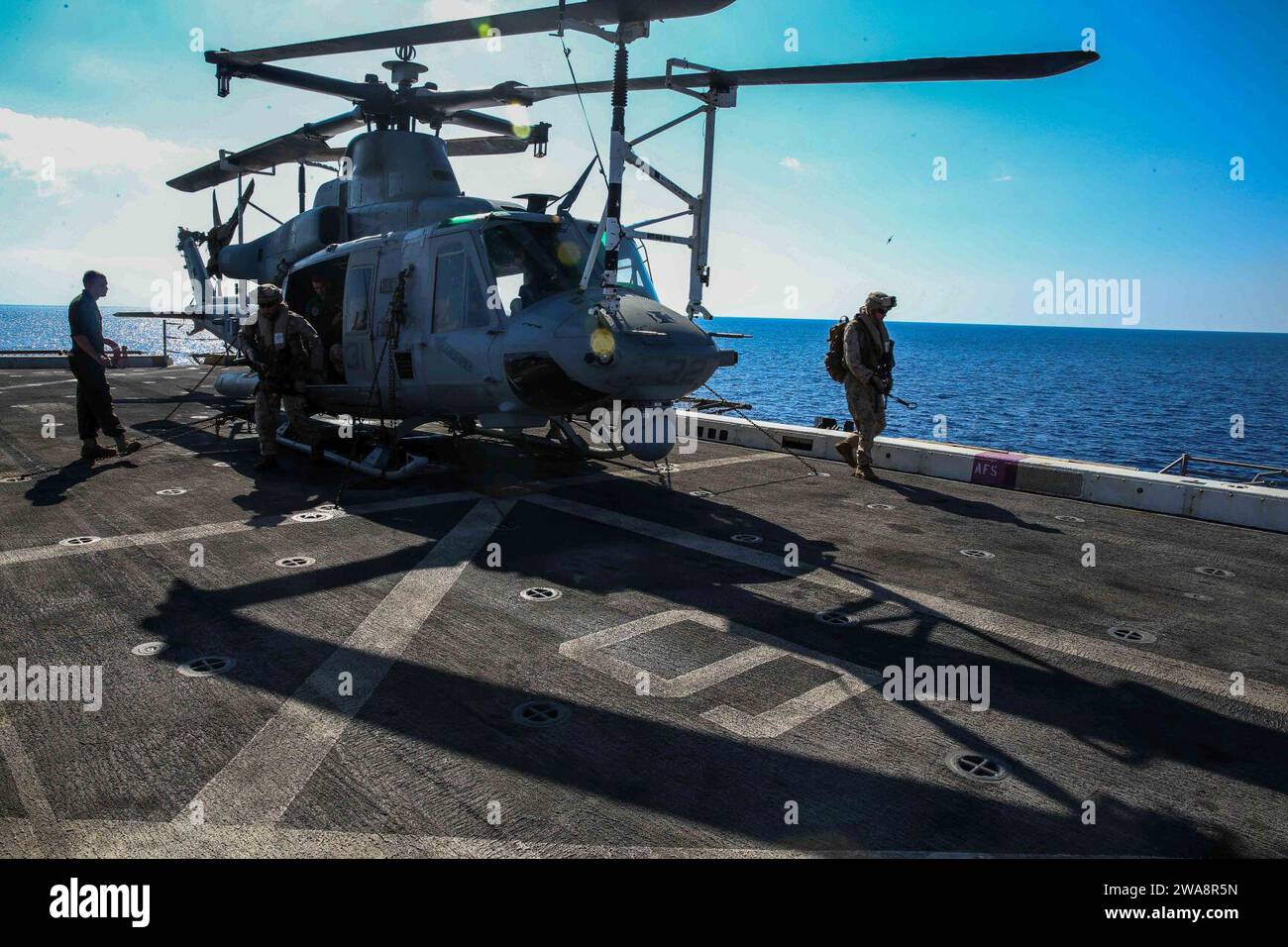 Forze militari STATUNITENSI. 170927CK339-001 MAR MEDITERRANEO (27 settembre 2017) - Marines assegnati alla Combined Anti-Armor Team, Battalion Landing Team, 1st Battalion 5th Marine Regiment, scaricano da un Huey UH-1Y durante un recupero tattico di aerei e personale (TRAP) esercitazione di familiarizzazione aerea a bordo della nave da trasporto anfibio USS San Diego (LPD 22), 27 settembre 2017. Il team TRAP è specializzato nel recupero rapido e reattivo di aerei, personale e attrezzature abbattuti. San Diego è schierato con l'America Amphibious Ready Group e la 15th Marine Expeditionary Unit per supportare mar Foto Stock