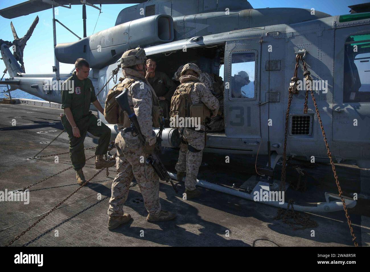 Forze militari STATUNITENSI. 170927CK339-002 MAR MEDITERRANEO (27 settembre 2017) - Marines assegnati alla Combined Anti-Armor Team, Battalion Landing Team, 1st Battalion 5th Marine Regiment, caricano su un UH-1Y Huey durante un recupero tattico di aerei e personale (TRAP) esercitazione di familiarizzazione aerea a bordo della nave da trasporto anfibio USS San Diego (LPD 22), 27 settembre 2017. Il team TRAP è specializzato nel recupero rapido e reattivo di aerei, personale e attrezzature abbattuti. San Diego è schierato con l'America Amphibious Ready Group e la 15th Marine Expeditionary Unit per supportare mar Foto Stock