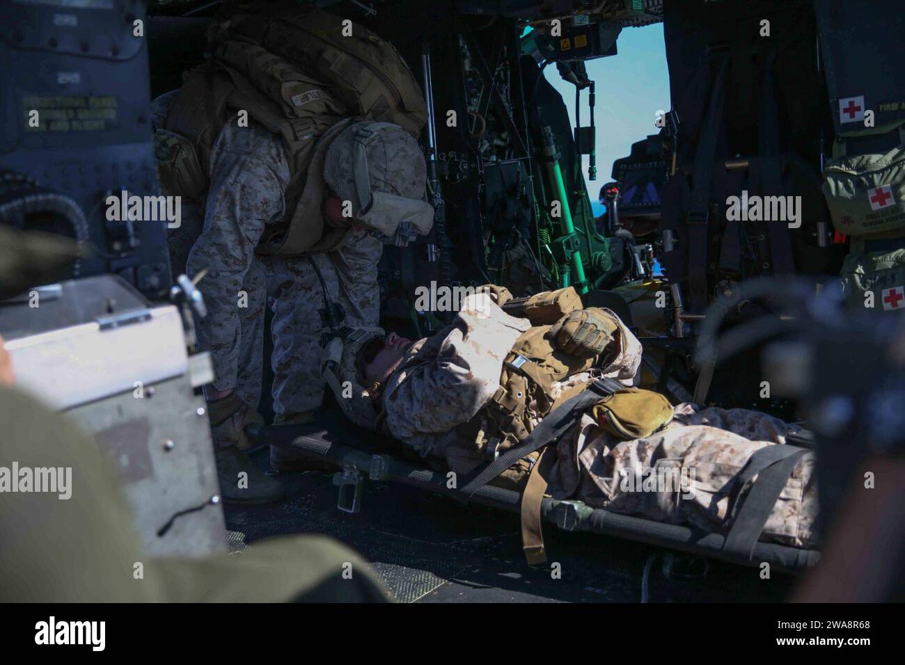 Forze militari STATUNITENSI. 170927CK339-004 MAR MEDITERRANEO (27 settembre 2017) – Marines assegnati alla Combined Anti-Armor Team, Battalion Landing Team, 1st Battalion 5th Marine Regiment, caricare una barella in una Huey UH-1Y durante un'esercitazione tattica di recupero di aerei e personale (TRAP) a bordo della nave da trasporto anfibio USS San Diego (LPD 22), 27 settembre 2017. Il team TRAP è specializzato nel recupero rapido e reattivo di aerei, personale e attrezzature abbattuti. San Diego è schierato con l'America Amphibious Ready Group e il 15th MEU per sostenere le S marittime Foto Stock