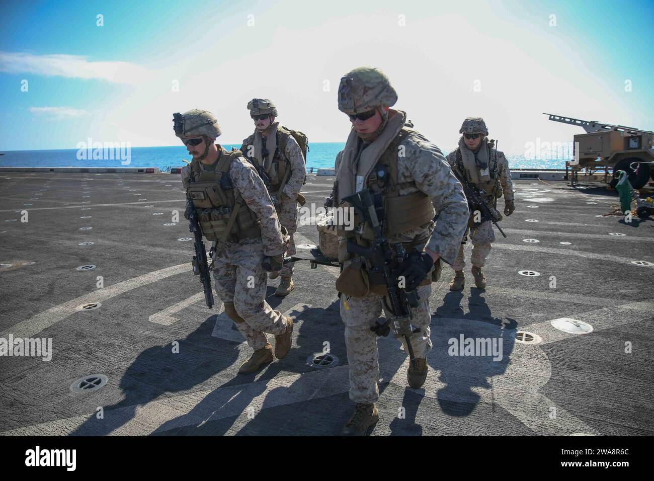 Forze militari STATUNITENSI. 170927CK339-003 MAR MEDITERRANEO (27 settembre 2017) - i Marines assegnati alla Combined Anti-Armor Team, Battalion Landing Team, 1st Battalion 5th Marine Regiment, trasportano una barella a un UH-1Y Huey durante un recupero tattico di aerei e personale (TRAP) esercitazione di familiarizzazione aerea a bordo della USS San Diego (LPD 22). Il team TRAP è specializzato nel recupero rapido e reattivo di aerei, personale e attrezzature abbattuti. San Diego è schierato con l'America Amphibious Ready Group e la 15th Marine Expeditionary Unit per supportare le operazioni di sicurezza marittima e la coop di sicurezza del teatro Foto Stock