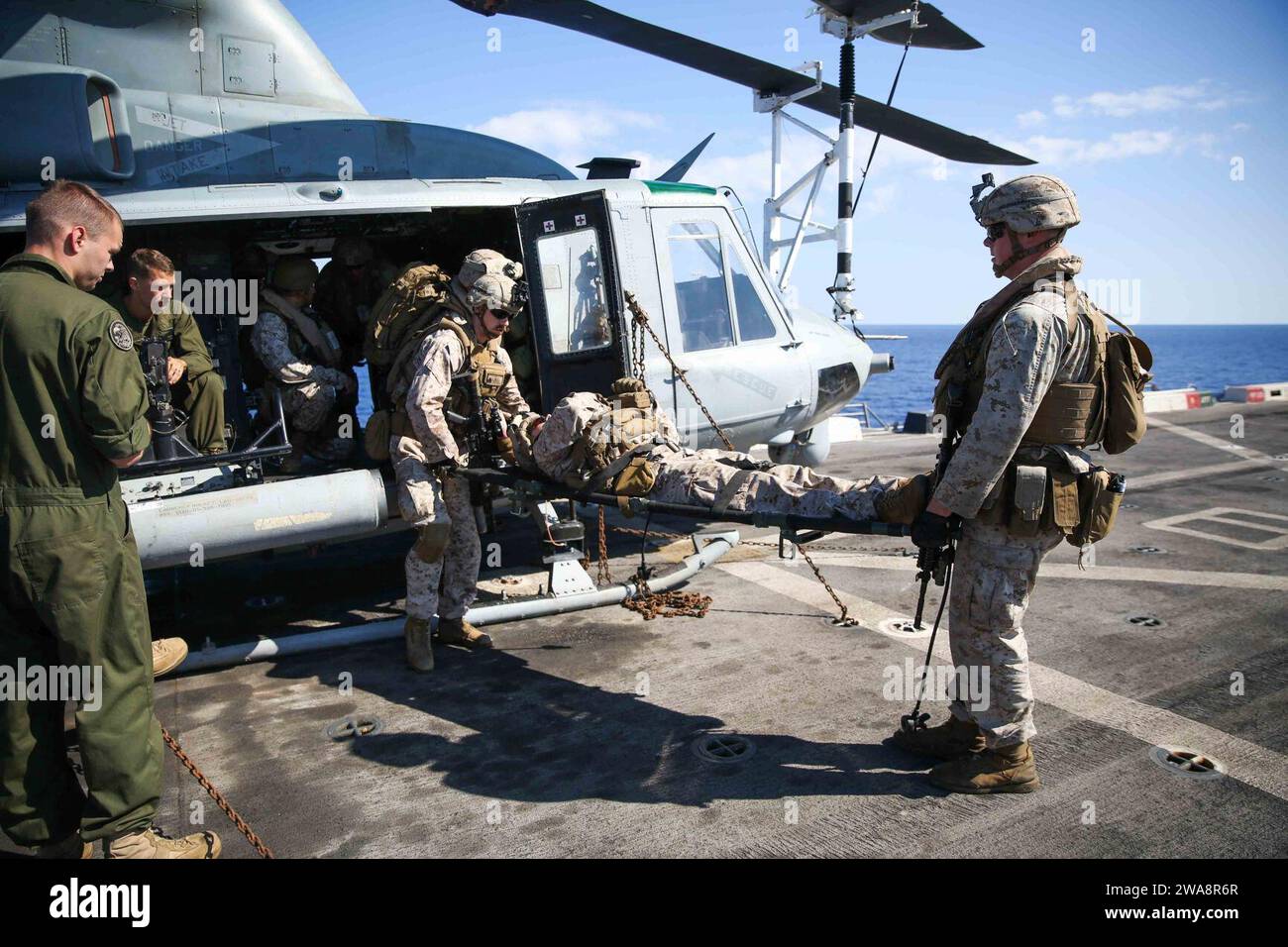 Forze militari STATUNITENSI. 170927CK339-006 MAR MEDITERRANEO (27 settembre 2017) – Marines assegnati alla Combined Anti-Armor Team, Battalion Landing Team, 1st Battalion 5th Marine Regiment, scaricare una barella da una Huey UH-1Y durante un recupero tattico di addestramento di familiarizzazione aerea di aerei e personale (TRAP) a bordo della nave da trasporto anfibio USS San Diego (LPD 22), 27 settembre 2017. Il team TRAP è specializzato nel recupero rapido e reattivo di aerei, personale e attrezzature abbattuti. San Diego è schierato con l'America Amphibious Ready Group e la 15th Marine Expeditionary Foto Stock