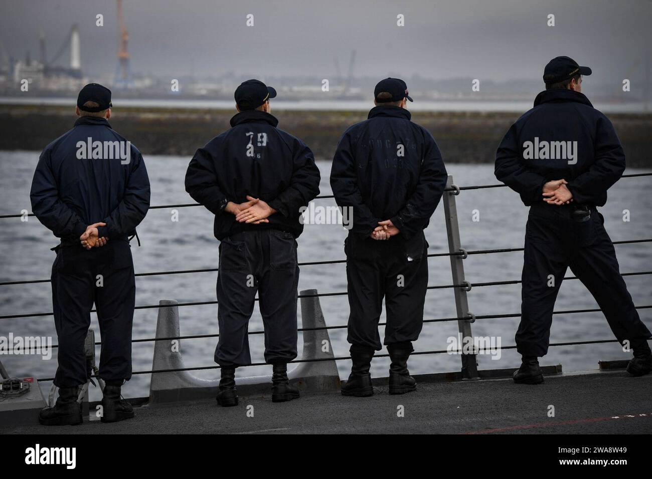 Forze militari STATUNITENSI. 171012UY653-086 BREST, Francia (12 ottobre 2017) i marinai guidano le rotaie del cacciatorpediniere di missili guidati classe Arleigh Burke USS Oscar Austin (DDG 79) in partenza da Brest, Francia, 12 ottobre 2017. Oscar Austin è impegnato in una distribuzione di routine a supporto degli interessi di sicurezza nazionale degli Stati Uniti in Europa, e sta aumentando la cooperazione per la sicurezza del teatro e la presenza navale avanzata nell'area operativa della 6th Fleet degli Stati Uniti. (Foto della Marina degli Stati Uniti di Mass Communication Specialist 2nd Class Ryan Utah Kledzik/rilasciata) Foto Stock