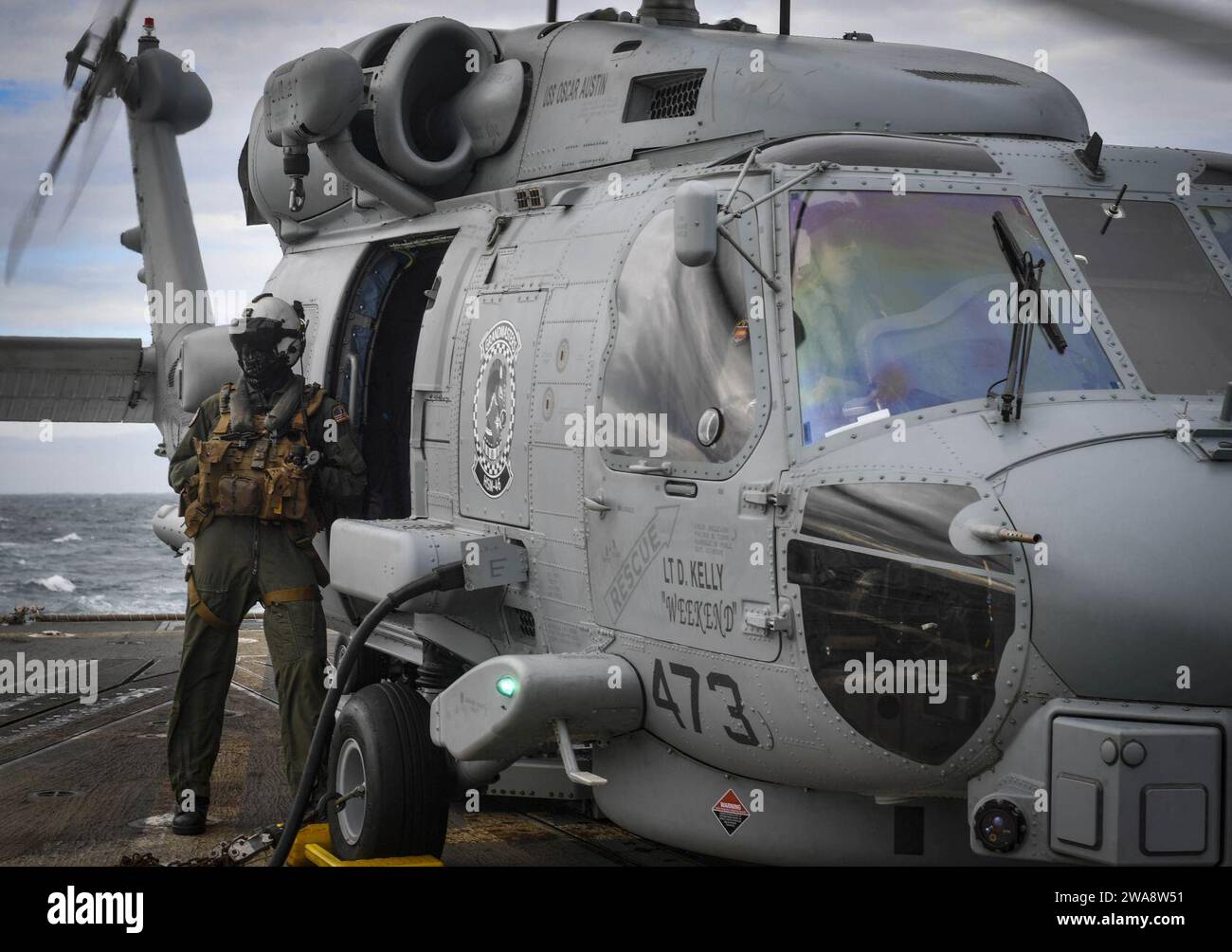 Forze militari STATUNITENSI. 171013UY653-147 OCEANO ATLANTICO (13 ottobre 2017) equipaggio navale (elicottero tattico) di seconda classe Jacob Finerfrock si prepara per le operazioni di volo su un elicottero MH-60R Sea Hawk, assegnato ai "grandi maestri" dell'Helicopter Maritime Strike Squadron (HSM) 46, sul ponte di volo del cacciatorpediniere missilistico guidato classe Arleigh Burke USS Oscar Austin (DDG 79), 13 ottobre 2017. Oscar Austin è impegnato in una distribuzione di routine a supporto degli interessi di sicurezza nazionale degli Stati Uniti in Europa, e sta aumentando la cooperazione per la sicurezza del teatro e la presenza navale avanzata nell'area operativa della 6th Fleet degli Stati Uniti. (STATI UNITI Foto Stock