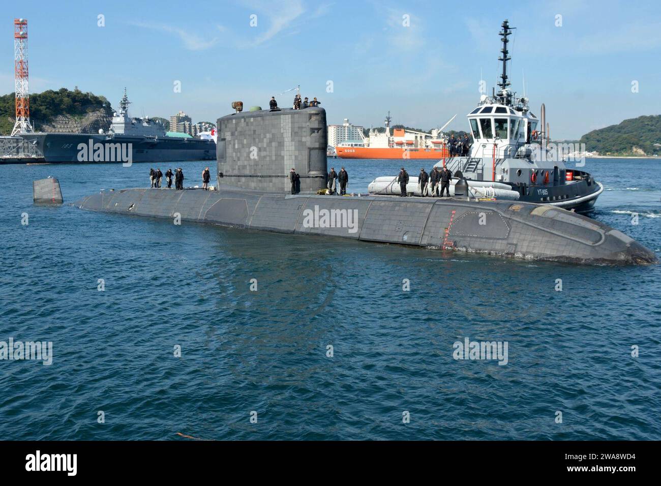 Forze militari STATUNITENSI. YOKOSUKA, Giappone (18 ottobre 2017) il rimorchiatore della classe Valiant Seminole (YT 805) assiste il sottomarino Royal Canadian Victoria classe caccia-killer HMCS Chicoutimi (SSK 879) mentre il sottomarino arriva a Fleet Activities (FLEACT) Yokosuka per una visita al porto. FLEACT Yokosuka fornisce, mantiene e gestisce strutture e servizi di base a sostegno delle forze navali schierate in avanti della 7th Fleet degli Stati Uniti, 71 comandi di inquilini e 24.000 militari e civili. (Foto della Marina degli Stati Uniti di Mass Communication Specialist 1st Class Peter Burghart/rilasciata) Foto Stock