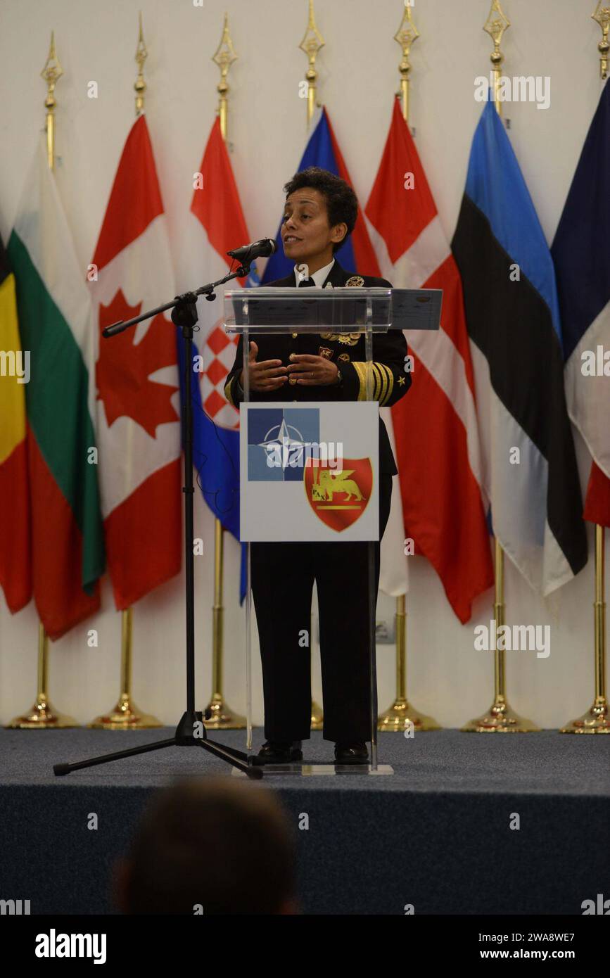 Forze militari STATUNITENSI. 171020WO404-100 NAPOLI, Italia (20 ottobre 2017) l'Adm. Michelle Howard fa osservazioni durante una cerimonia di cambio di comando tenutasi presso l'auditorium Allied Joint Force Command di Napoli, Italia, 20 ottobre 2017. Durante la cerimonia, l'ammiraglio James Foggo III sostituì Howard come comandante, Allied Joint Force Command Naples e comandante, U.S. Naval Forces Europe-Africa. U.S. Naval Forces Europe-Africa, con sede a Napoli, in Italia, sovrintende le operazioni congiunte e navali, spesso di concerto con partner alleati, congiunti e interagenzie, per consentire relazioni durature e aumentare la vigilanza AN Foto Stock