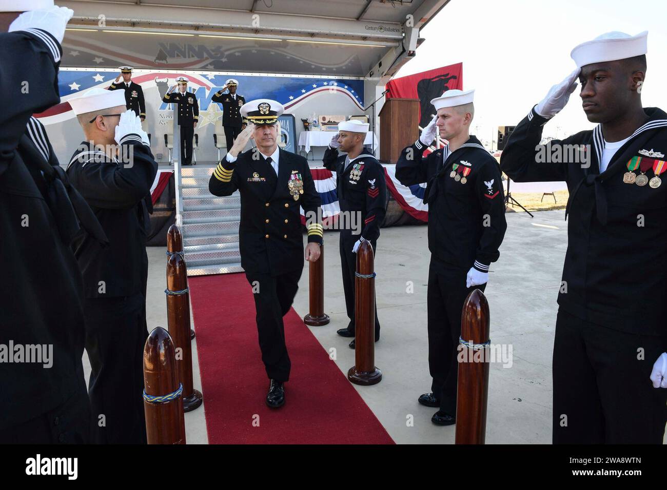 Forze militari STATUNITENSI. 171027FP878-186 NAVAL STATION ROTA, Spagna (27 ottobre 2017) Capitano Tate Westbrook, commodoro della Task Force 65, parte dal cacciatorpediniere di missili guidati classe Arleigh Burke USS Donald Cook (DDG 75) Change of Command Cerniation, 27 ottobre 2017. Donald Cook, schierato in avanti a Rota, in Spagna, è nella sua sesta pattuglia nell'area operativa della 6th Fleet degli Stati Uniti a sostegno degli alleati regionali e dei partner, e degli interessi di sicurezza nazionale degli Stati Uniti in Europa. (Foto della Marina degli Stati Uniti di Mass Communication Specialist 1st Class Theron J. Godbold /rilasciata) Foto Stock