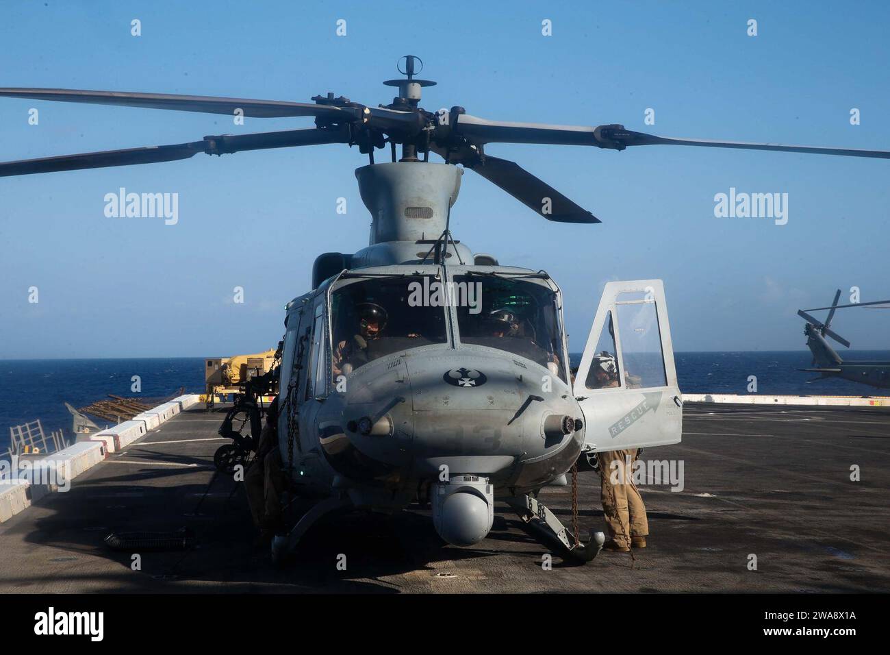 Forze militari STATUNITENSI. 171028CK339-026 MAR MEDITERRANEO (28 ottobre 2017) – i Marines assegnati alla 15th Marine Expeditionary Unit (MEU) e i marinai a bordo della nave da trasporto anfibio USS San Diego (LPD 22) preparano un elicottero UH-1Y Huey, collegato al Marine Medium Tiltrotor Squadron (VMM) 161 (rinforzato), per le operazioni di volo, ottobre 28, 2017. I Marines e i marinai eseguono l'addestramento al volo per rimanere preparati come forza marittima di emergenza in caso di crisi. San Diego è schierato con l'America Amphibious Ready Group e il 15th MEU per sostenere le operazioni di sicurezza marittima e il teatro Foto Stock