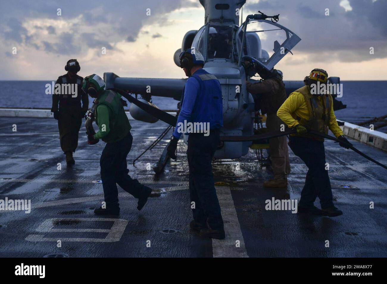 Forze militari STATUNITENSI. 171031BK384-244 MAR MEDITERRANEO (31 ottobre 2017) il personale della cabina di volo si prepara a rifornire un elicottero d'attacco AH-1Z Viper, attaccato al Marine Medium Tiltrotor Squadron (VMM) 161 (rinforzato), sul ponte di volo della nave da trasporto anfibio classe San Antonio USS San Diego (LPD 22) 31 ottobre 2017. San Diego è schierato con l'America Amphibious Ready Group e la 15th Marine Expeditionary Unit per sostenere la sicurezza marittima e la cooperazione di sicurezza del teatro negli sforzi nell'area operativa della 6th Fleet degli Stati Uniti. (Foto della Marina degli Stati Uniti di Mass Communication Specialist 3rd Clas Foto Stock