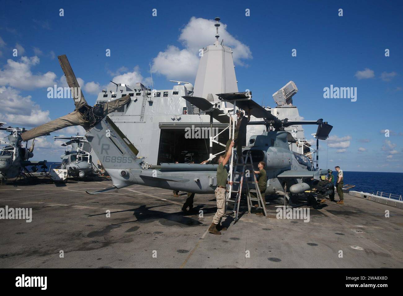 Forze militari STATUNITENSI. 171103CK339-078 MAR MEDITERRANEO (3 novembre 2017) – i marines assegnati alla 15th Marine Expeditionary Unit (MEU) Aviation Combat Element preparano un elicottero UH-1Y Huey, attaccato al Marine Medium Tiltrotor Squadron (VMM) 161 (rinforzato), for a Simulated Tactical Recovery of Aircraft Personnel (TRAP) drill a bordo della nave da trasporto anfibio classe San Antonio USS San Diego (LPD 22) 3 novembre 2017. Il 15th MEU e l'America Amphibious Ready Group (ARG) eseguono TRAPANI per rimanere preparati come forza marittima di emergenza in caso di crisi. San Diego è schierato con l'America AR Foto Stock