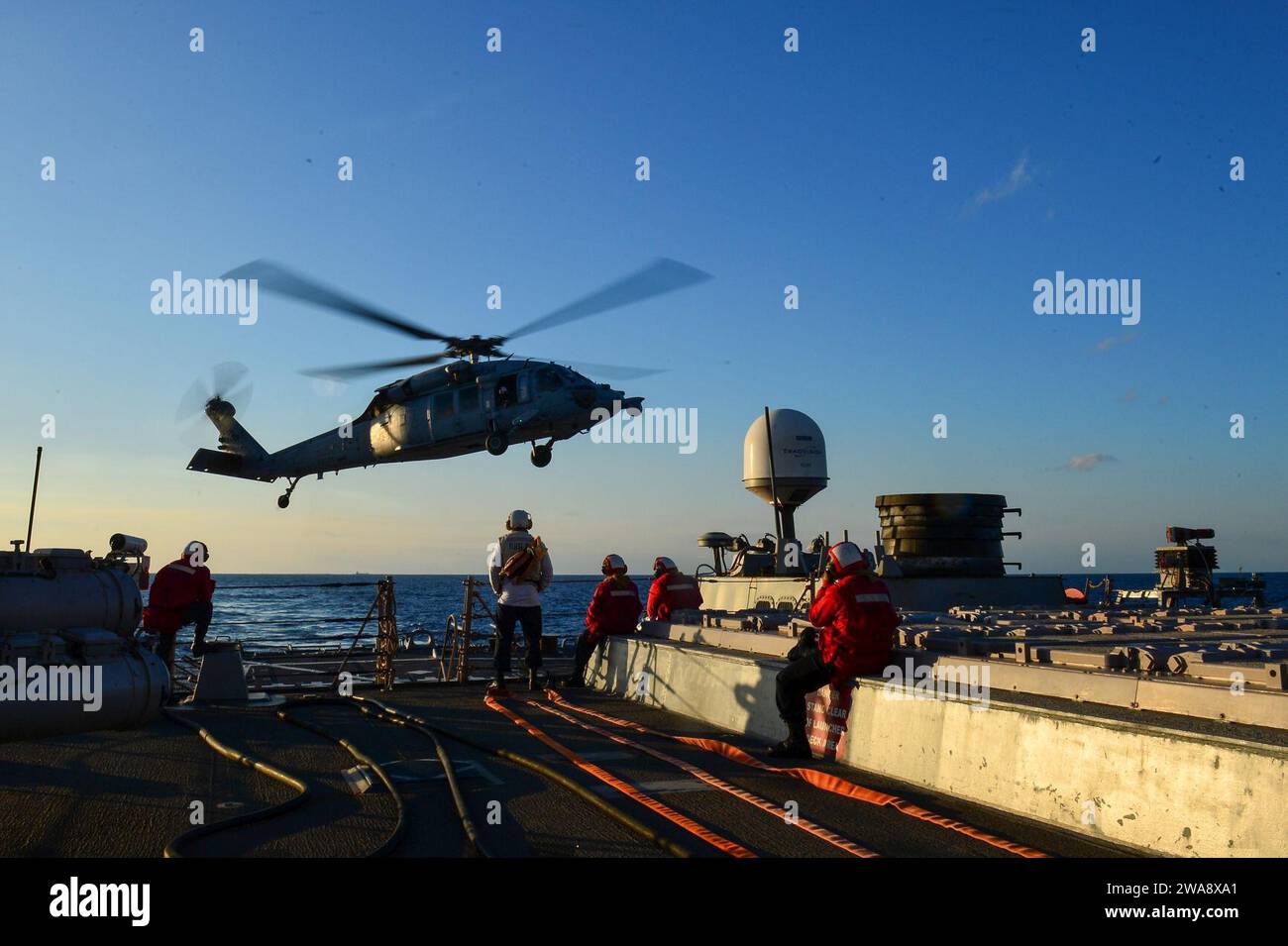 Forze militari STATUNITENSI. 171104QR145-257 MAR MEDITERRANEO (4 novembre 2017) i marinai osservano un elicottero MH-60R Sea Hawk, assegnato ai "Ghost Riders" dell'Helicopter Sea Combat Squadron (HSC) 28, decollo durante le operazioni di volo a bordo del cacciatorpediniere guidato-missile classe Arleigh Burke USS Porter (DDG 78) 4 novembre 2017. Porter, schierato in avanti a Rota, in Spagna, è alla sua quarta pattuglia nell'area operativa della 6th Fleet degli Stati Uniti a sostegno degli alleati regionali e dei partner, e degli interessi di sicurezza nazionale degli Stati Uniti in Europa. (Foto della Marina degli Stati Uniti di Mass Communication Specialist 3rd Class Krystina Coffey/ rilasciata) Foto Stock