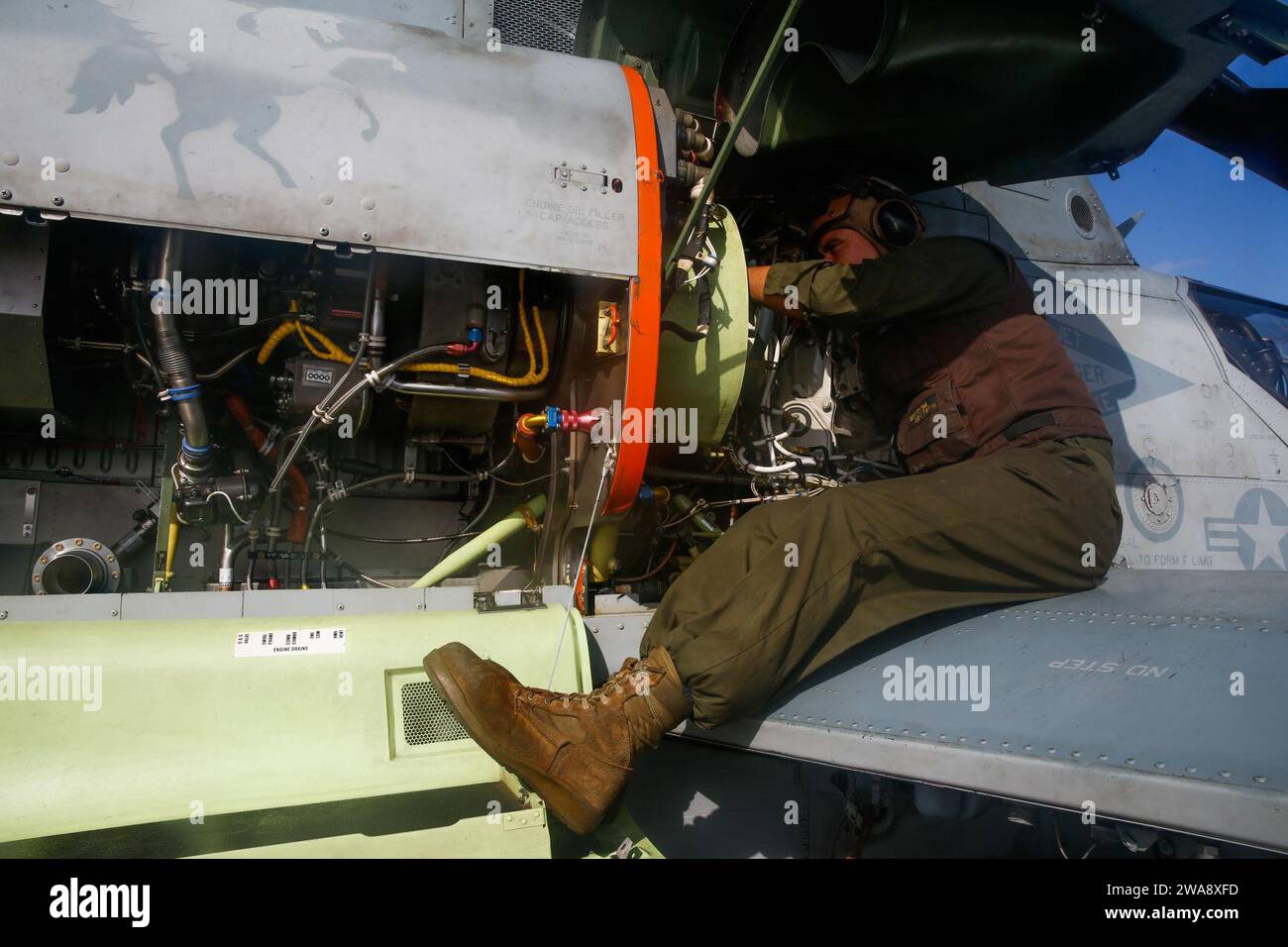 Forze militari STATUNITENSI. 171107CK339-001 MAR MEDITERRANEO (7 novembre 2017) – Lance Cpl. Osvaldo Guzman, assegnato al 15th Marine Expeditionary Unit’s (MEU) Aviation Combat Element, esegue un’ispezione di manutenzione su un elicottero AH-1Z Cobra, collegato al Marine Medium Tiltrotor Squadron (VMM) 161 (rinforzato), a bordo della nave da trasporto anfibio di classe San Antonio USS San Diego (LPD 22) 7 novembre 2017. San Diego è schierato con l'America Amphibious Ready Group e il 15th MEU per sostenere le operazioni di sicurezza marittima e gli sforzi di cooperazione per la sicurezza del teatro nell'area degli operati della 6th Fleet degli Stati Uniti Foto Stock