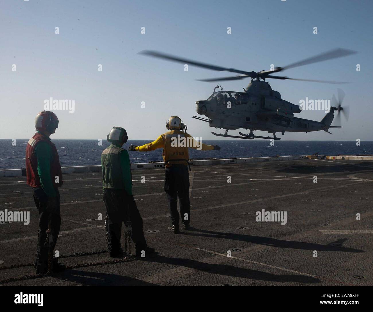 Forze militari STATUNITENSI. 171107CK339-004 MAR MEDITERRANEO (7 novembre 2017) – un elicottero AH-1Z Cobra, collegato al Marine Medium Tiltrotor Squadron (VMM) 161 (rinforzato), atterra a bordo della nave da trasporto anfibio classe San Antonio USS San Diego (LPD 22) 7 novembre 2017. La 15th Marine Expeditionary Unit (MEU) e l'America Amphibious Ready Group (ARG) eseguono l'addestramento al volo per rimanere preparati come forza marittima di emergenza in caso di crisi. San Diego è schierato con l'America ARG e la 15th MEU per sostenere le operazioni di sicurezza marittima e gli sforzi di cooperazione per la sicurezza del teatro nell'area della 6th Fleet degli Stati Uniti d'America Foto Stock