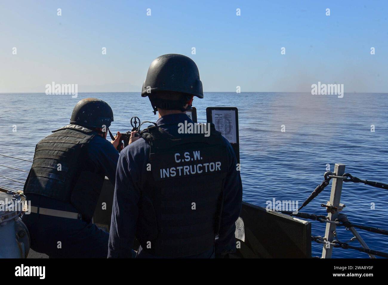 Forze militari STATUNITENSI. 171115QR145-093 MAR MEDITERRANEO (15 novembre 2017) Gunner's Mate 2nd Class Nathan Paulo, un istruttore d'armi servito dall'equipaggio, destra, supervisiona il Cmdr. Craig Trent, ufficiale esecutivo del cacciatorpediniere di missili guidati classe Arleigh Burke USS Porter (DDG 78), che sparò una mitragliatrice calibro 50 durante un'esercitazione di tiro dal vivo 15 novembre 2017. Porter, schierato in avanti a Rota, in Spagna, è alla sua quarta pattuglia nell'area operativa della 6th Fleet degli Stati Uniti a sostegno degli alleati regionali e dei partner, e degli interessi di sicurezza nazionale degli Stati Uniti in Europa. (Foto della Marina degli Stati Uniti di Mass Communication specialis Foto Stock