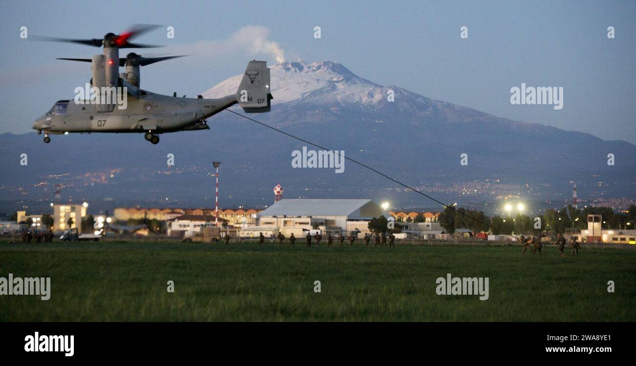 Forze militari STATUNITENSI. 171208VM836-244 SIGONELLA, Italia (8 dicembre 2017) U.S. Marines assegnati allo Special Purpose Marine Air-Ground Task Force-Crisis Response-Africa (SPMAGTF-CR-AF), pratica il rapido raping fuori da un MV-22 Osprey di fronte all'Etna presso la Naval Air Station Sigonella, Italia. La SPMAGTF-CR-AF è impiegata per condurre operazioni limitate di risposta alle crisi e di sicurezza del teatro in Europa e nel Nord Africa. (Foto del corpo dei Marines degli Stati Uniti del sergente Takoune H. Norasingh/rilasciata) Foto Stock