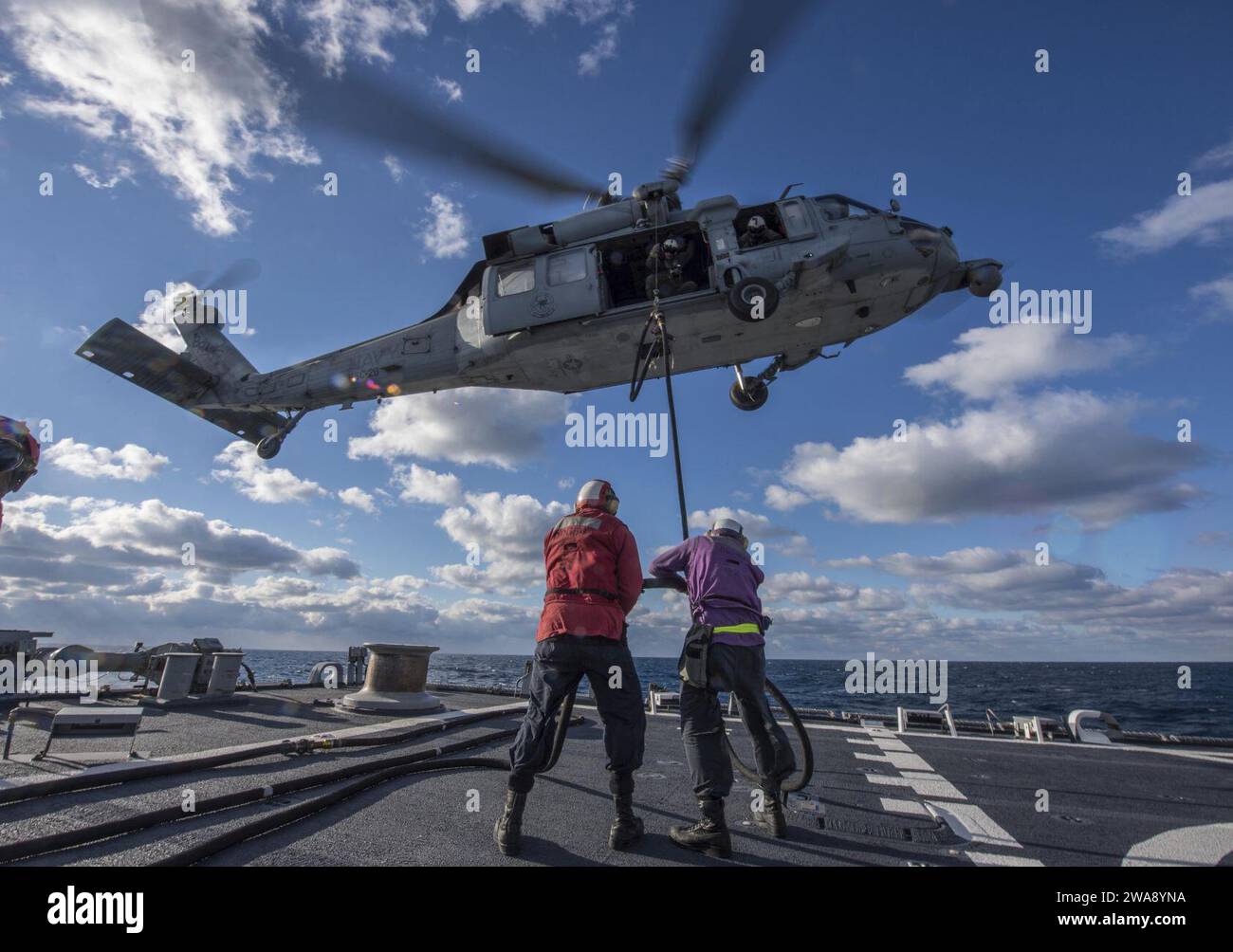 Forze militari STATUNITENSI. 171221KA046-0996 MAR MEDITERRANEO (21 dicembre 2017) Р marinai a bordo del cacciatorpediniere guidato-missilistico classe Arleigh Burke USS Carney (DDG 64) conducono un elicottero di rifornimento con un MH-60 dell'Helicopter Combat Squadron (HSC) 28 durante un rifornimento verticale, nel Mar Mediterraneo, 21 dicembre 2017. Carney, schierato in avanti a Rota, in Spagna, è alla sua quarta pattuglia nell'area operativa della 6th Fleet degli Stati Uniti a sostegno degli alleati regionali e dei partner, e degli interessi di sicurezza nazionale degli Stati Uniti in Europa. (Foto della Marina degli Stati Uniti di Mass Communication Specialist 2nd Class James R. Turner/Release Foto Stock