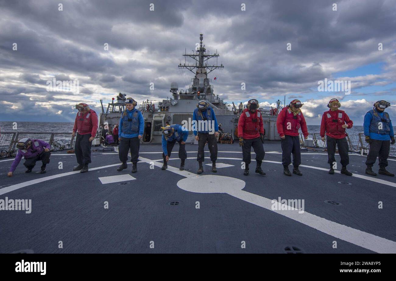 Forze militari STATUNITENSI. 171221KA046-0008 MAR MEDITERRANEO (21 dicembre 2017) Р marinai a bordo del cacciatorpediniere guidato-missilistico classe Arleigh Burke USS Carney (DDG 64), conduce una camminata di detriti-oggetti estranei sul ponte di volo, nel Mar Mediterraneo, 21 dicembre 2017. Carney, schierato in avanti a Rota, in Spagna, è alla sua quarta pattuglia nell'area operativa della 6th Fleet degli Stati Uniti a sostegno degli alleati regionali e dei partner, e degli interessi di sicurezza nazionale degli Stati Uniti in Europa. (Foto della Marina degli Stati Uniti di Mass Communication Specialist 2nd Class James R. Turner/rilasciata) Foto Stock