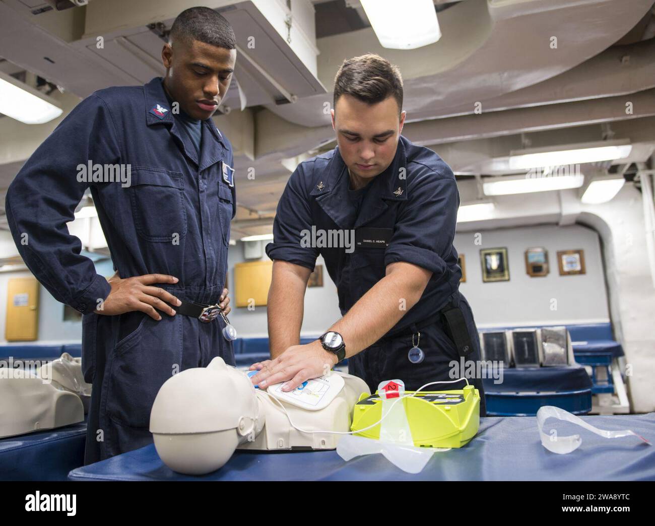 Forze militari STATUNITENSI. 171224KA046-0003 SPLIT, Croazia (24 dicembre 2017) Р Hospital Corpsman di seconda classe Ian Hood, sinistra, e Hospital Corpsman 3rd Class Daniel Heaps testano un defibrillatore esterno automatizzato prima di condurre un addestramento di rianimazione cardiopolmonare a bordo del cacciatorpediniere guidato-missile classe Arleigh Burke USS Carney (DDG 64), a Spalato, in Croazia, durante una visita programmata al porto, 24 dicembre 2017. Carney, schierato in avanti a Rota, in Spagna, è alla sua quarta pattuglia nell'area operativa della 6th Fleet degli Stati Uniti a sostegno degli alleati regionali e dei partner, e degli interessi di sicurezza nazionale degli Stati Uniti in Europa. (U Foto Stock