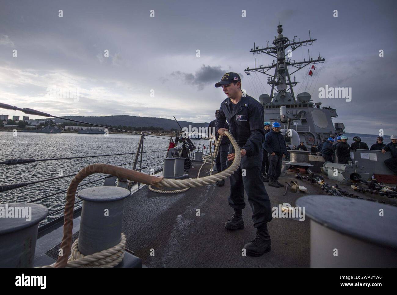 Forze militari STATUNITENSI. 171227KA046-0049 SPLIT, Croazia (27 dicembre 2017) – tecnico crittografico (tecnico) di terza classe Brandon luce si schiera un po' a bordo del cacciatorpediniere guidato-missile classe Arleigh Burke USS Carney (DDG 64) mentre la nave parte da Spalato, Croazia, dopo una visita programmata al porto, 27 dicembre 2017. Carney, schierato in avanti a Rota, in Spagna, è alla sua quarta pattuglia nell'area operativa della 6th Fleet degli Stati Uniti a sostegno degli alleati regionali e dei partner, e degli interessi di sicurezza nazionale degli Stati Uniti in Europa. (Foto della Marina degli Stati Uniti di Mass Communication Specialist 2nd Class James R. Turner/rilasciata) Foto Stock
