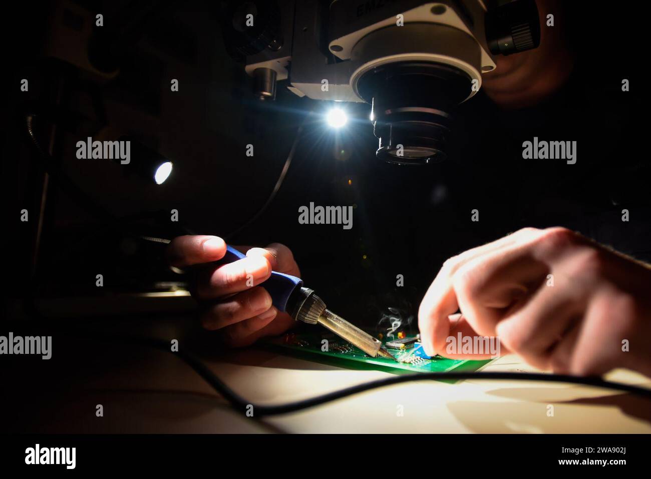 Forze militari STATUNITENSI. 180109VN584-1178 GOLFO PERSICO (9 gennaio 2018) Electronic Technician 3rd Class Christian Follis salda un circuito stampato a bordo della portaerei USS Theodore Roosevelt (CVN 71). Theodore Roosevelt e il suo gruppo di sciopero delle portaerei sono schierati nell'area delle operazioni della 5th Fleet degli Stati Uniti a sostegno delle operazioni di sicurezza marittima per rassicurare alleati e partner e preservare la libertà di navigazione e il libero flusso di commercio nella regione. (Foto U.S. Navy di Mass Communication Specialist 3rd Class Alex Corona/rilasciata) Foto Stock