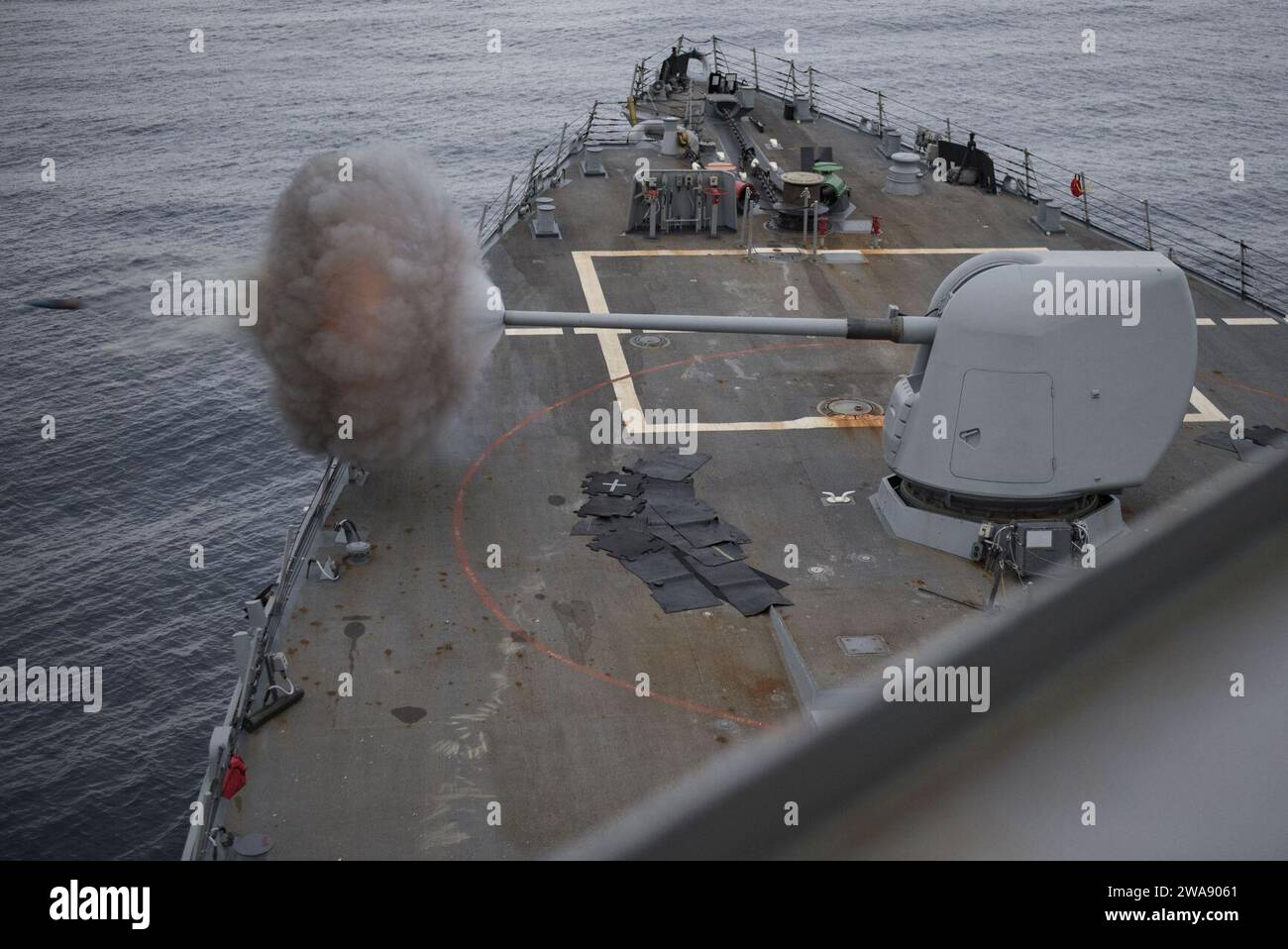 Forze militari STATUNITENSI. ATLANTIC OCEAN (13 gennaio 2018) il cacciatorpediniere di missili guidati classe Arleigh Burke USS Ross (DDG 71) spara il suo cannone da 5 pollici durante un'esercitazione di fuoco dal vivo con la Royal Maroccan Navy il 13 gennaio 2018. Ross, schierato in avanti a Rota, in Spagna, è nella sua sesta pattuglia nell'area operativa della 6th Fleet degli Stati Uniti a sostegno degli alleati regionali e dei partner e degli interessi di sicurezza nazionale degli Stati Uniti in Europa e Africa. (Foto della Marina degli Stati Uniti di Mass Communication Specialist 1st Class Kyle Steckler/rilasciata) Foto Stock