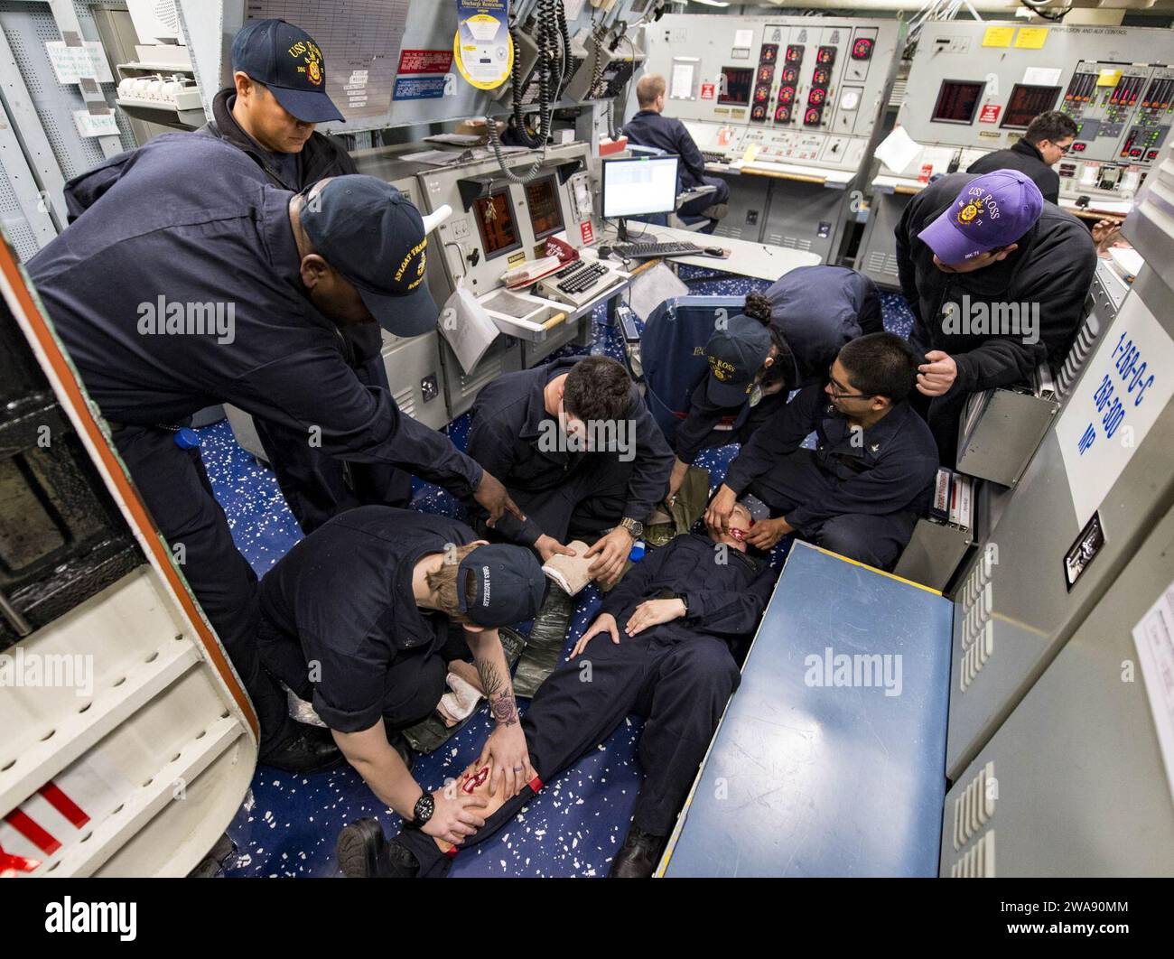 Forze militari STATUNITENSI. 180205RG482-456 MARE ADRIATICO (5 febbraio 2018) i marinai a bordo del cacciatorpediniere missilistico guidato classe Arleigh Burke USS Ross (DDG 71) trattano una vittima simulata durante un'esercitazione medica di emergenza 5 febbraio 2018. Ross, schierato in avanti a Rota, in Spagna, è nella sua sesta pattuglia nell'area operativa della 6th Fleet degli Stati Uniti a sostegno degli alleati regionali e dei partner e degli interessi di sicurezza nazionale degli Stati Uniti in Europa. (Foto della Marina degli Stati Uniti di Mass Communication Specialist 1st Class Kyle Steckler/rilasciata) Foto Stock