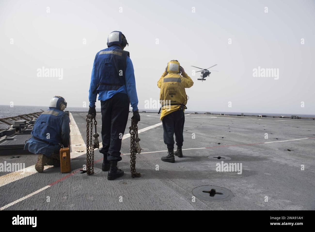 Forze militari STATUNITENSI. 180303TJ319-0171 MAR MEDITERRANEO (3 marzo 2018) segnali dei marinai a un elicottero MH-60S Seahawk, assegnato all'Helicopter Sea Combat Squadron (HSC) 28, sul ponte di volo della nave da sbarco di classe Harpers Ferry USS Oak Hill (LSD 51) 3 marzo 2018. Oak Hill, con base a Virginia Beach, Virginia, sta conducendo operazioni navali nell'area operativa della 6th Fleet degli Stati Uniti. (Foto della Marina degli Stati Uniti di Mass Communication Specialist 3rd Class Jessica L. Dowell/rilasciata) Foto Stock