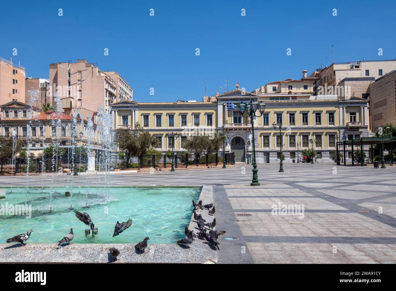 Atene: Piazza Kotzia, con il Centro culturale della Banca Nazionale di Grecia e la fontana. Grecia Foto Stock