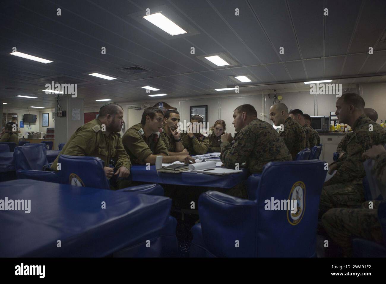 Forze militari STATUNITENSI. 180306IZ659-0002 MAR MEDITERRANEO (6 marzo 2018) leadership del corpo dei Marines degli Stati Uniti del Battaglione Landing Team, 2nd Battalion, 6th Marine Regiment (BLT 2/6), 26th Marine Expeditionary Unit (MEU), discutere dettagli sull'imminente esercitazione bilaterale Juniper Cobra con soldati della forza di difesa israeliana (IDF) a bordo della nave d'assalto anfibio della classe Wasp USS Iwo Jima (guida a sinistra 7), 6 marzo 2018. JC18 è un esercizio combinato progettato per migliorare l'interoperabilità tra le forze statunitensi e israeliane. . (Foto del corpo dei Marines degli Stati Uniti del cpl. Santino D. Martinez/rilasciata) Foto Stock