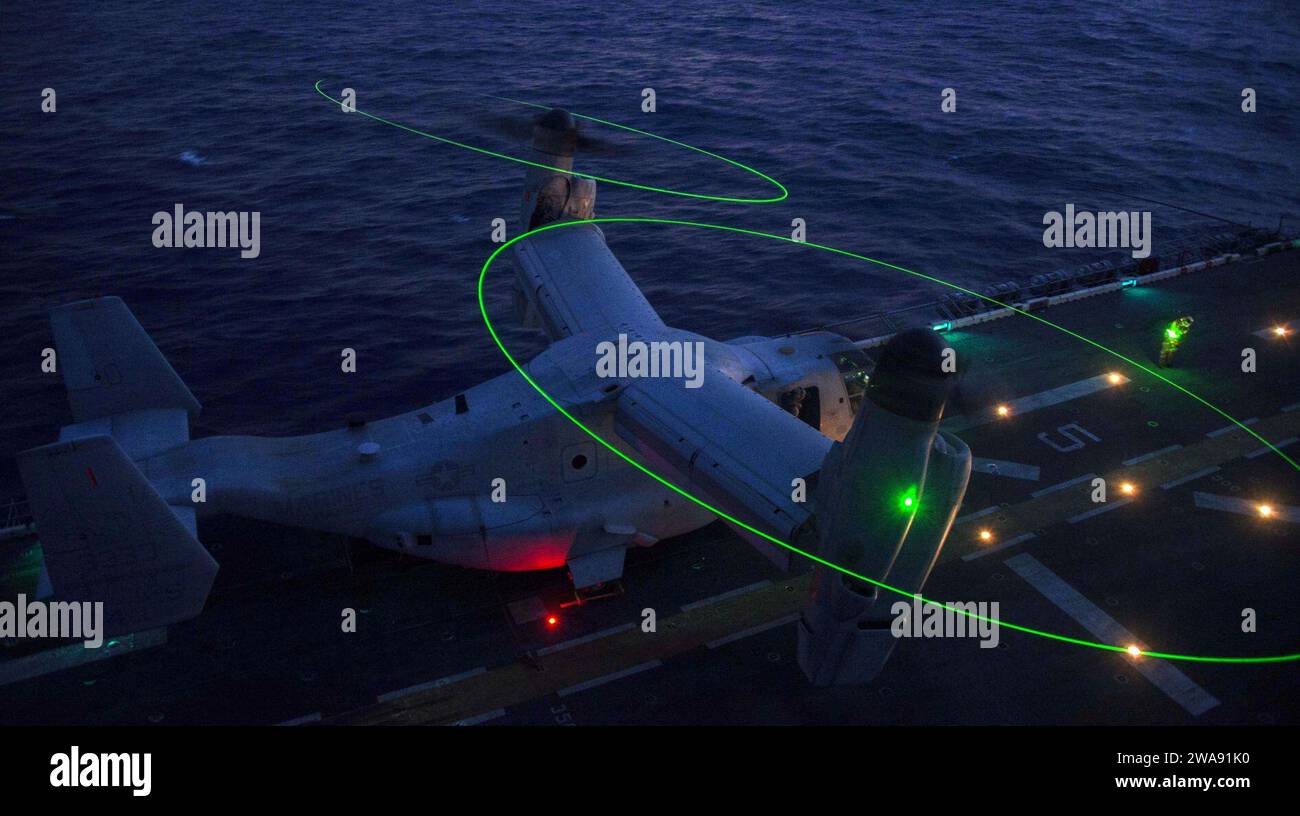 Forze militari STATUNITENSI. 180309JS726-0096 MAR MEDITERRANEO (9 marzo 2018) un MV-22B Osprey, Unito al Marine Medium Tiltrotor Squadron (VMM) 162 (rinforzato), conduce operazioni di volo serale a bordo della nave d'assalto anfibio classe Wasp USS Iwo Jima (LHD 7) durante le operazioni di volo serale, 9 marzo 2018. Iwo Jima, portato a casa a Mayport, Florida, sta partecipando al Juniper Cobra 2018 (JC18) e conducendo operazioni navali nell'area operativa della 6th Fleet degli Stati Uniti. JC18 è un'esercitazione assistita da computer condotta attraverso simulazioni al computer incentrate sul miglioramento dei capabi di difesa missilistica combinati Foto Stock