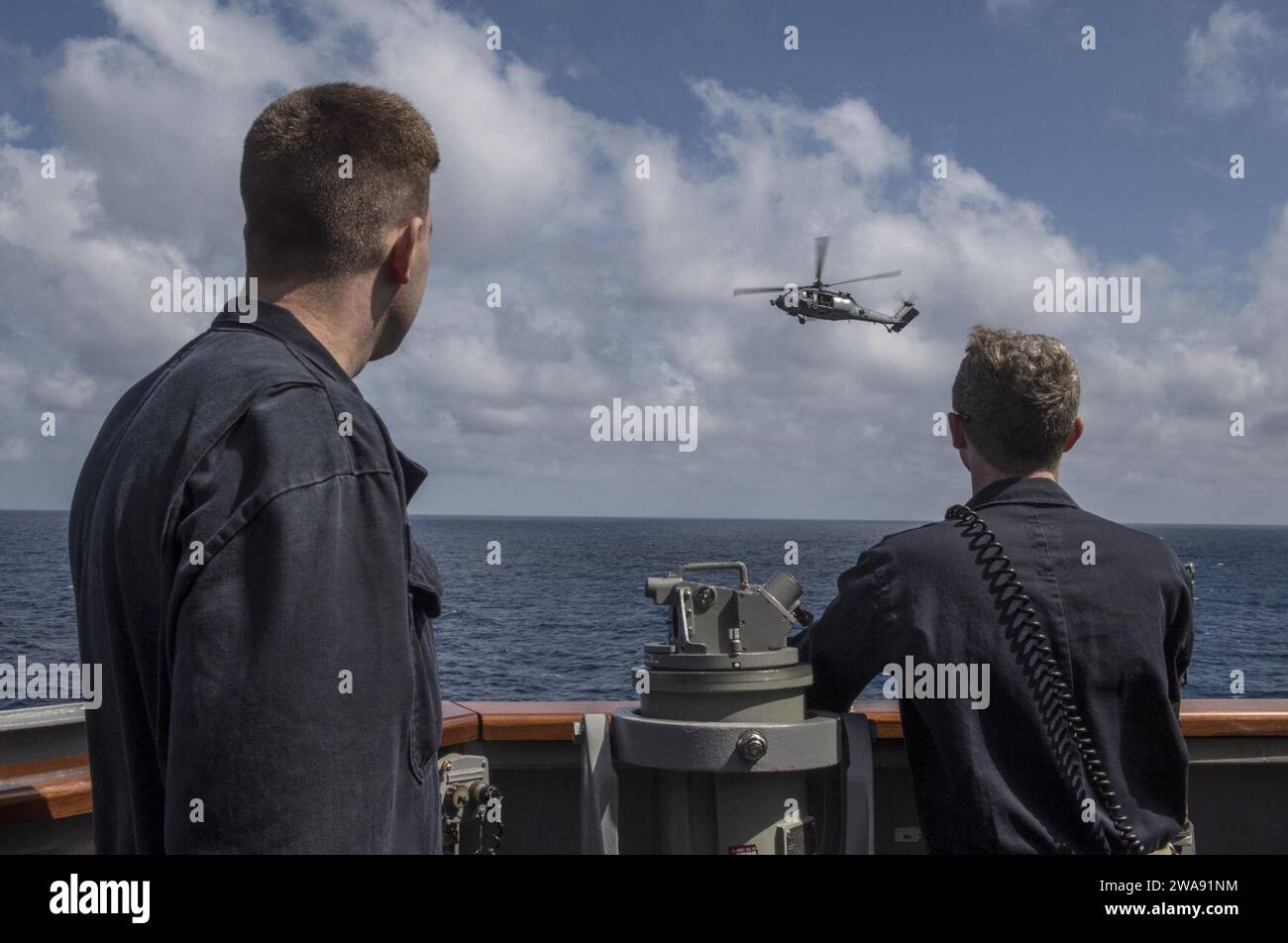 Forze militari STATUNITENSI. 180310KA046-0976 MAR MEDITERRANEO (10 marzo 2018) – Tenente jg. Dustin Gratto, a sinistra, e il tenente Jamie Jordan stanno a guardia dell'ala del ponte a bordo del cacciatorpediniere guidato-missile classe Arleigh Burke USS Carney (DDG 64) durante i quarti di volo, nel Mar Mediterraneo, il 10 marzo 2018. Carney, schierato in avanti a Rota, in Spagna, è alla sua quarta pattuglia nell'area operativa della 6th Fleet degli Stati Uniti a sostegno degli alleati regionali e dei partner, e degli interessi di sicurezza nazionale degli Stati Uniti in Europa e Africa. (Foto della Marina degli Stati Uniti di Mass Communication Specialist 2nd Class James R. Turner/rilasciata) Foto Stock