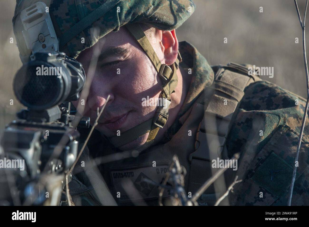 Forze militari STATUNITENSI. 180311NZ408-0012 CAPU MIDIA AREA DI ADDESTRAMENTO, Romania (11 marzo 2018) Un Marine con Fox Company, Battalion Landing Team, 2nd Battalion, 6th Marine Regiment, 26th Marine Expeditionary Unit, fornisce sicurezza alle operazioni militari su terreno urbano addestrandosi con il 307th Naval Infantry Battalion rumeno durante l'esercitazione Spring Storm 2018, al Capu Midia Training area, Romania, 11 marzo. Spring Storm è un'esercitazione condotta dalla Romania nel Mar Nero per migliorare le operazioni anfibie e l'interoperabilità del personale tra le forze navali rumene e statunitensi. (Foto del corpo dei Marines degli Stati Uniti di Cpl. AU Foto Stock