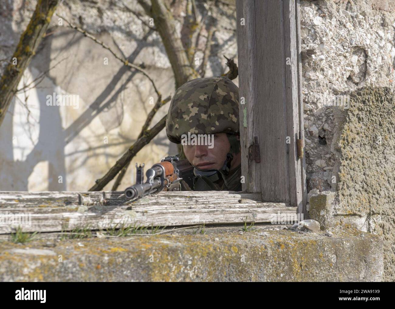 Forze militari STATUNITENSI. 180312PC620-0654 CAPU MIDIA TRAINING AREA, Romania (12 marzo 2018) Un membro della 307th Naval Infantry rumena fornisce sicurezza durante le operazioni militari nell'addestramento su terreno urbano come parte dell'esercitazione Spring Storm 2018, presso Capu Midia Training area, Romania, 12 marzo. Spring Storm è un'esercitazione condotta dalla Romania nel Mar Nero per migliorare le operazioni anfibie e l'interoperabilità del personale tra le forze navali rumene e statunitensi. (Foto della Marina degli Stati Uniti di Mass Communication Specialist 3rd Class Michael H. Lehman/rilasciata) Foto Stock