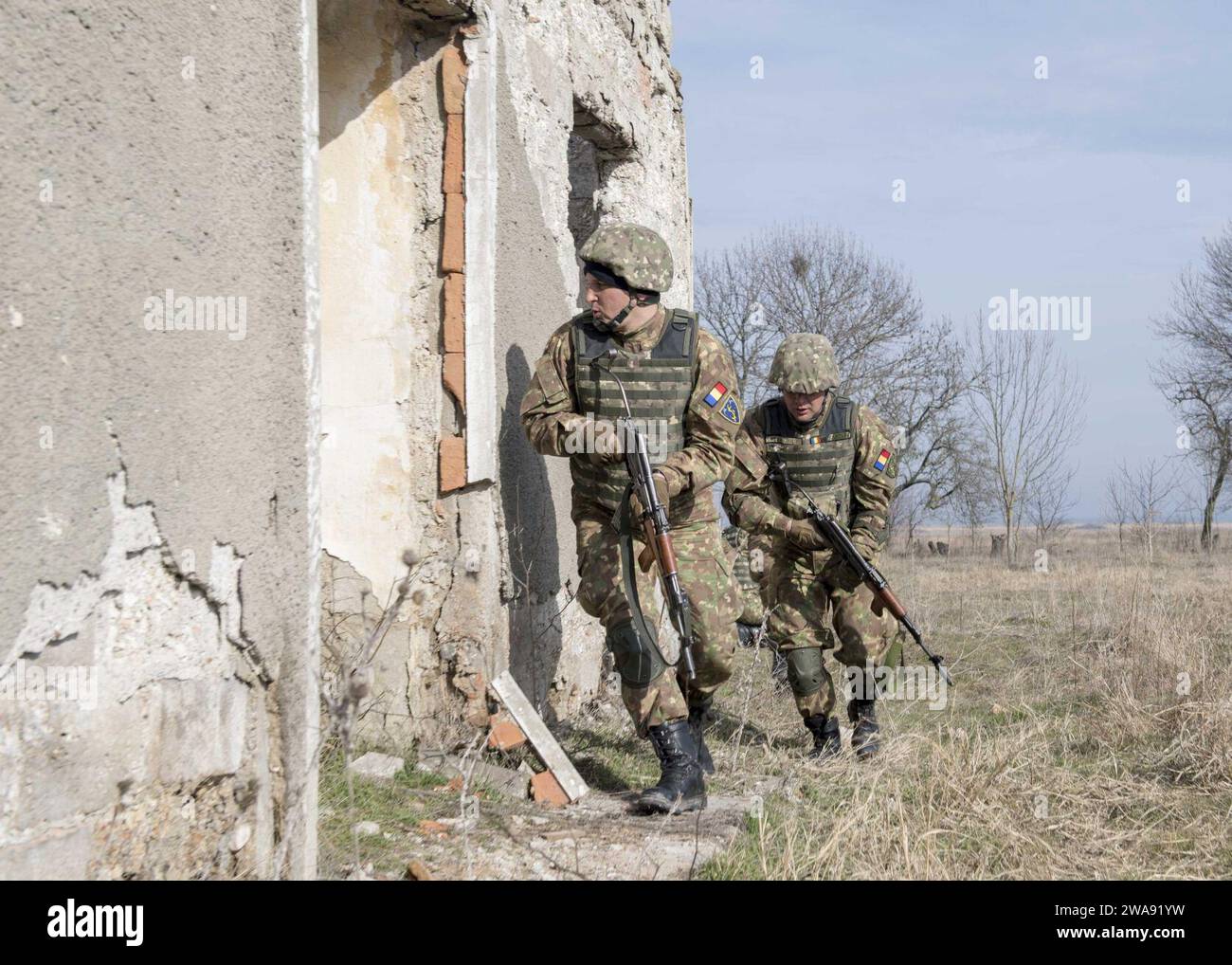 Forze militari STATUNITENSI. 180312PC620-0596 CAPU MIDIA TRAINING AREA, Romania (12 marzo 2018) i membri della 307a Fanteria Navale rumena entrano in un edificio durante le operazioni militari nell'addestramento su terreno urbano come parte dell'esercitazione Spring Storm 2018, presso Capu Midia Training area, Romania, 12 marzo. Spring Storm è un'esercitazione condotta dalla Romania nel Mar Nero per migliorare le operazioni anfibie e l'interoperabilità del personale tra le forze navali rumene e statunitensi. (Foto della Marina degli Stati Uniti di Mass Communication Specialist 3rd Class Michael H. Lehman/rilasciata) Foto Stock