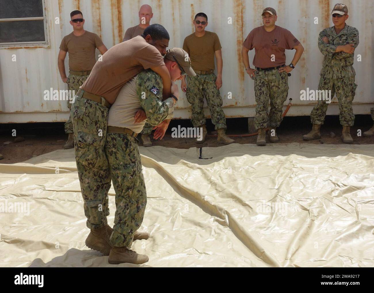 Forze militari STATUNITENSI. 180313FD185-6176 CAMP LEMONNIER, Gibuti (13 marzo 2018) Hospital Corpsman 1st Class Kurt Warakomski, front right, membro del Task Group (TG) 68.6, dimostra un hawes Carry come parte di una classe di addestramento tattico per il combattimento delle vittime che insegna ai marinai come trattare e prendersi cura delle vittime in più fasi di combattimento. TG 68,6 è dispiegato in avanti nell'area operativa della 6th Fleet degli Stati Uniti e conduce operazioni congiunte e navali, spesso in collaborazione con partner alleati e interagenzie, al fine di promuovere gli interessi nazionali degli Stati Uniti e la sicurezza e la stabilità in Europa e in Africa. (STATI UNITI N Foto Stock