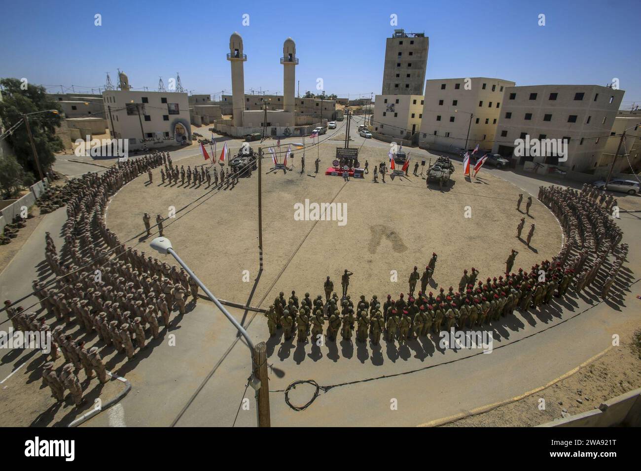 Forze militari STATUNITENSI. CENTRO DI ADDESTRAMENTO NAZIONALE, ISRAELE (14 marzo 2018) Marines statunitensi assegnati al Battalion Landing Team, 2nd Battalion, 6th Marine Regiment (BLT 2/6), 26th Marine Expeditionary Unit (MEU) e soldati della forza di difesa israeliana con 35th Airborne Brigade, 98th Paratroopers Division partecipare alla cerimonia di chiusura dell'esercitazione Juniper Cobra 2018 presso il National Training Center in Israele, 14 marzo 2018. Juniper Cobra è un'esercitazione assistita da computer condotta attraverso simulazioni computerizzate incentrate sul miglioramento delle capacità combinate di difesa missilistica e dell'interoperabilità complessiva tra t Foto Stock