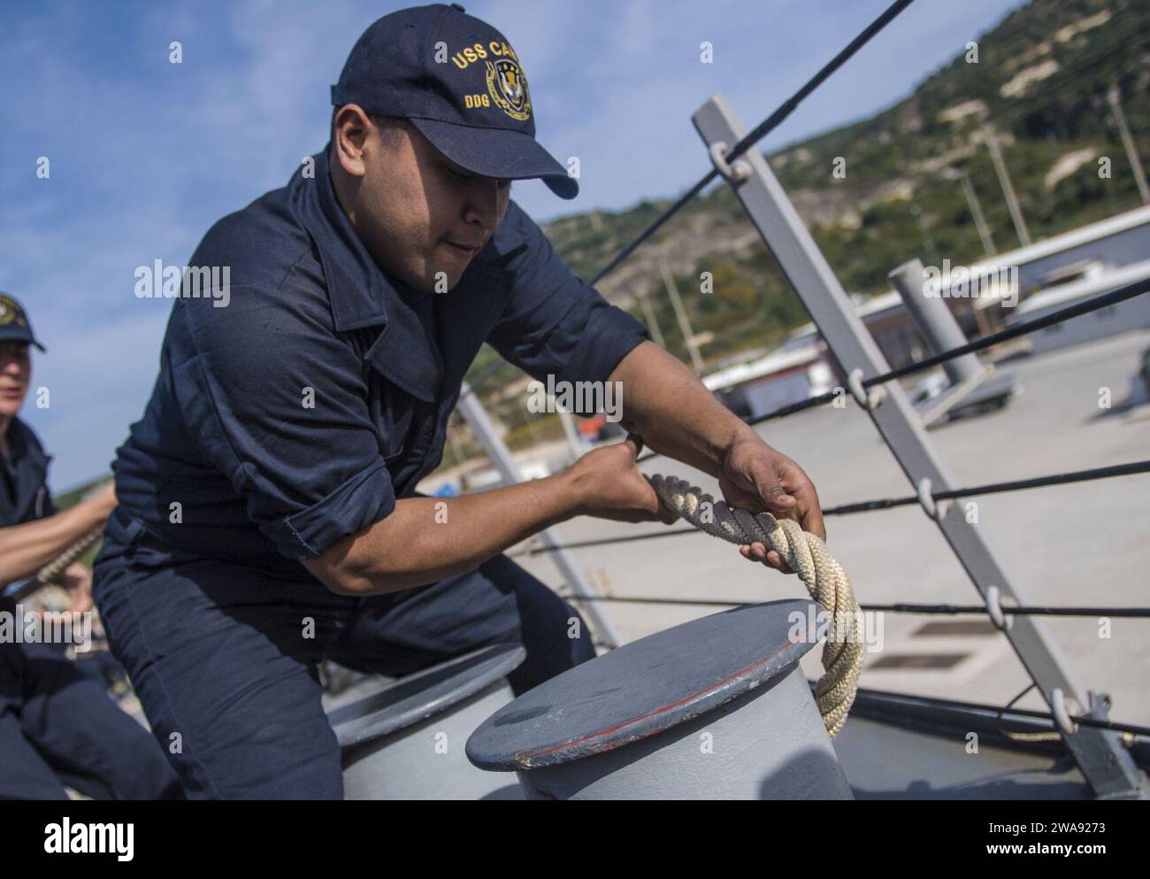 Forze militari STATUNITENSI. 180317KA046-0515 ATTIVITÀ DI SUPPORTO NAVALE SOUDA BAY, Grecia (17 marzo 2018) – il Serviceman della nave Seaman Jewel Mea si dirige verso una linea di ormeggio a bordo del cacciatorpediniere guidato-missile classe Arleigh Burke USS Carney (DDG 64) mentre la nave arriva a Naval Support Activity Souda Bay, Grecia, per una visita programmata al porto, 17 marzo 2018. Carney, schierato in avanti a Rota, in Spagna, è alla sua quarta pattuglia nell'area operativa della 6th Fleet degli Stati Uniti a sostegno degli alleati regionali e dei partner, e degli interessi di sicurezza nazionale degli Stati Uniti in Europa e Africa. (Foto della Marina degli Stati Uniti di Mass Communicatio Foto Stock